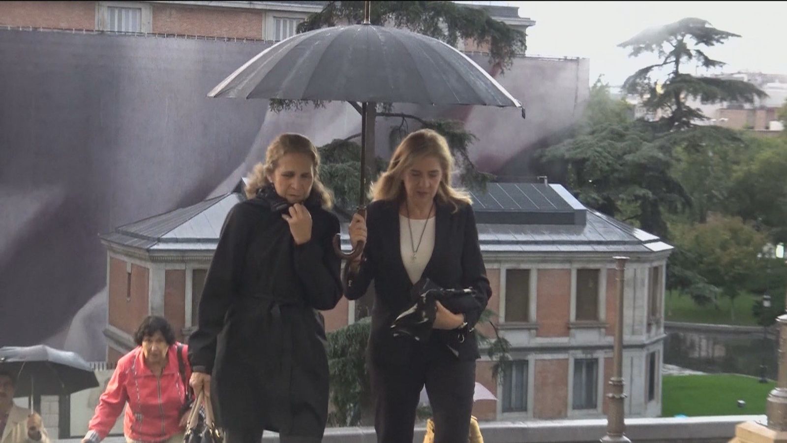 Chaparrón de críticas por la vacunación de las infantas Elena y Cristina en los Emiratos