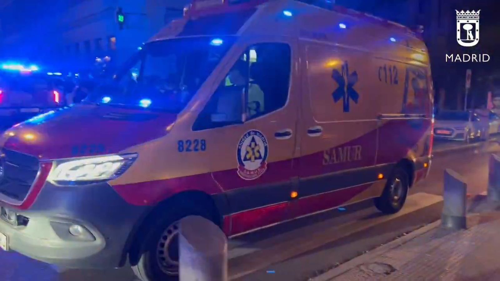 Dos detenidos y un tercero en busca por apuñalar a un joven en la calle Embajadores