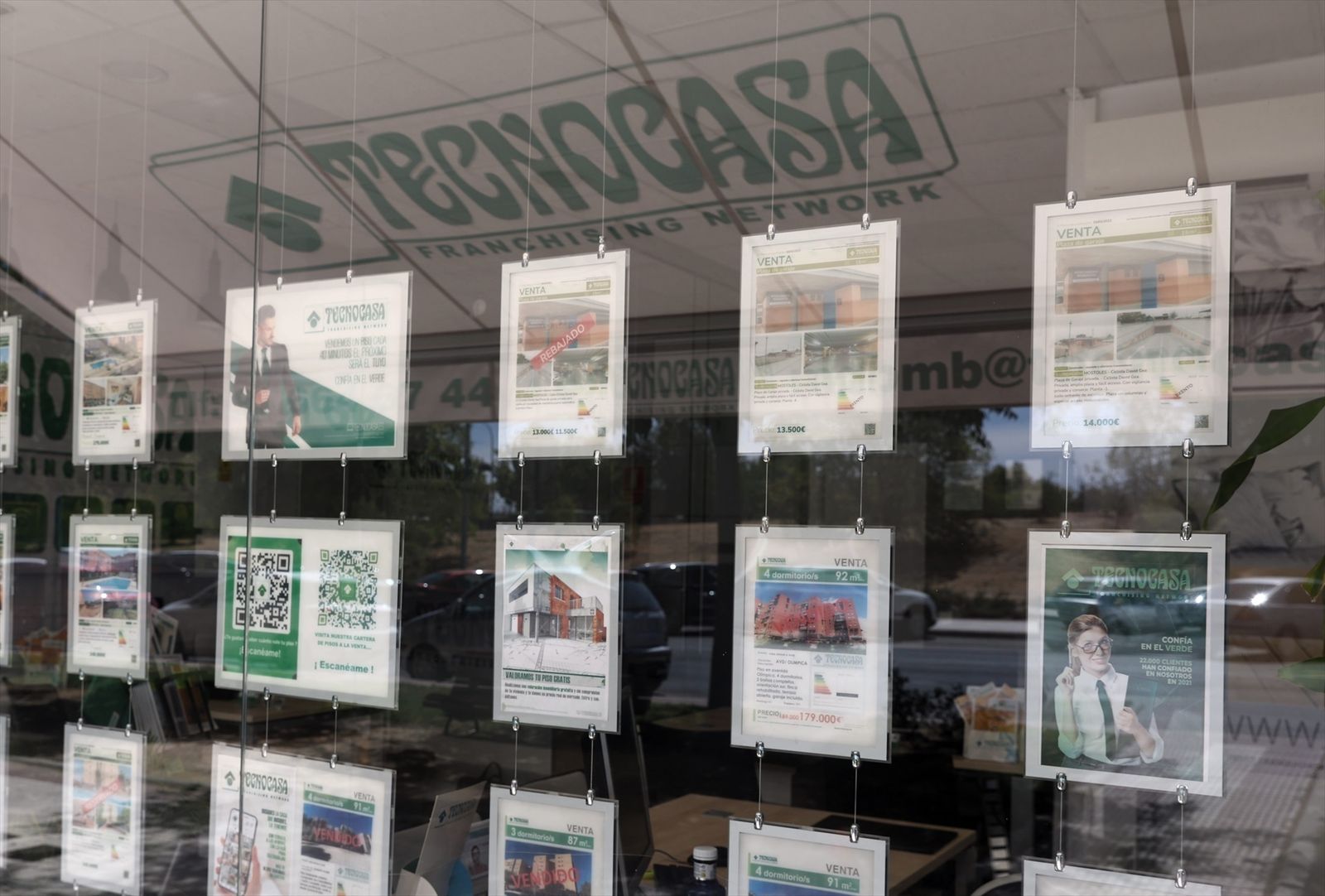 Varios carteles de pisos en venta
