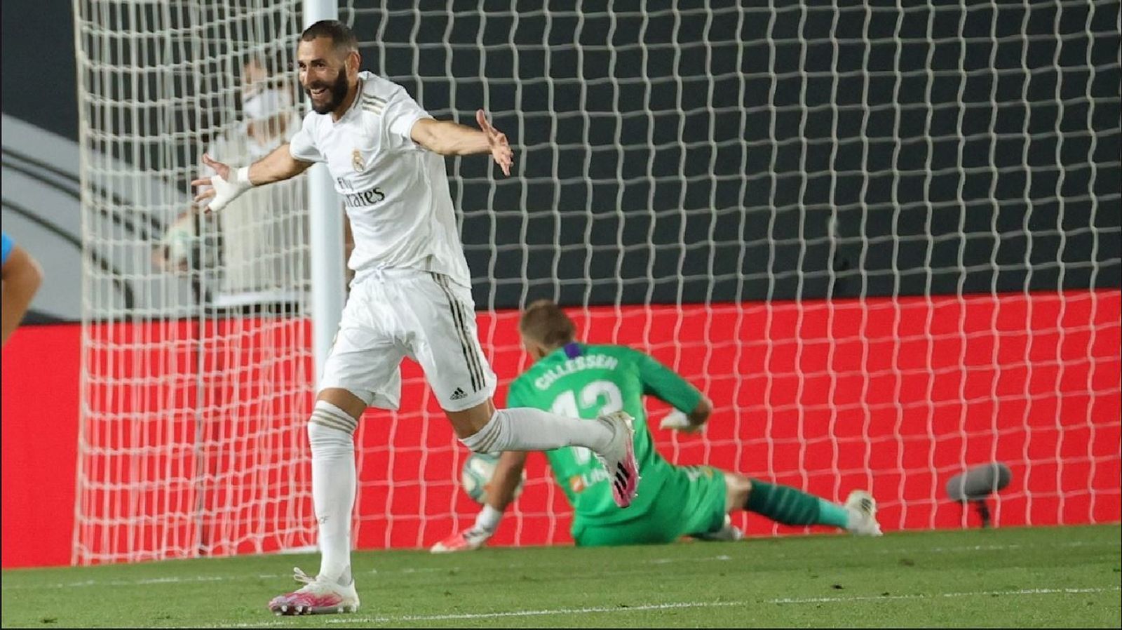 Benzema ante el Valencia