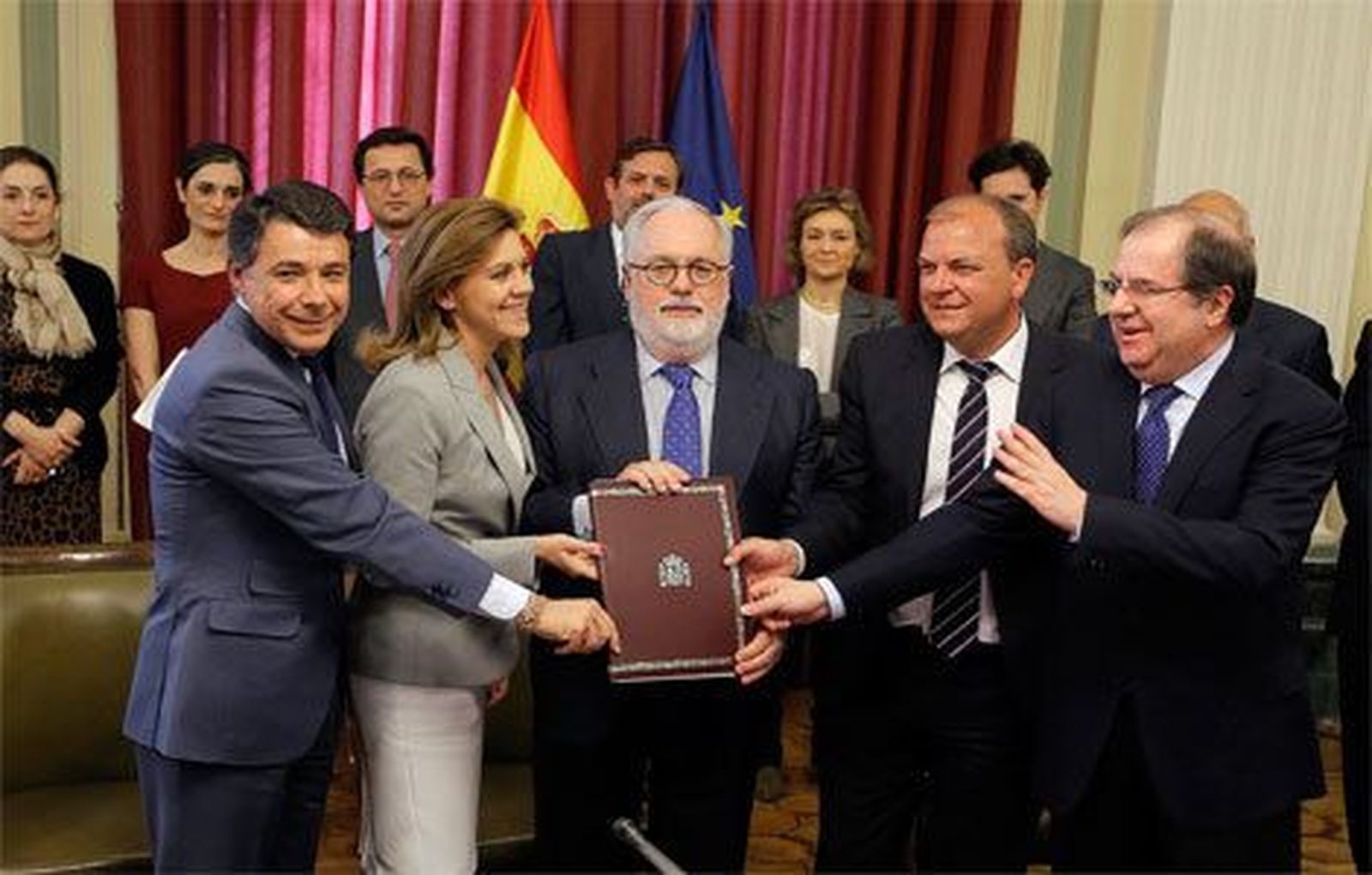 Cañete firma un protocolo para establecer una licencia única de caza y pesca
