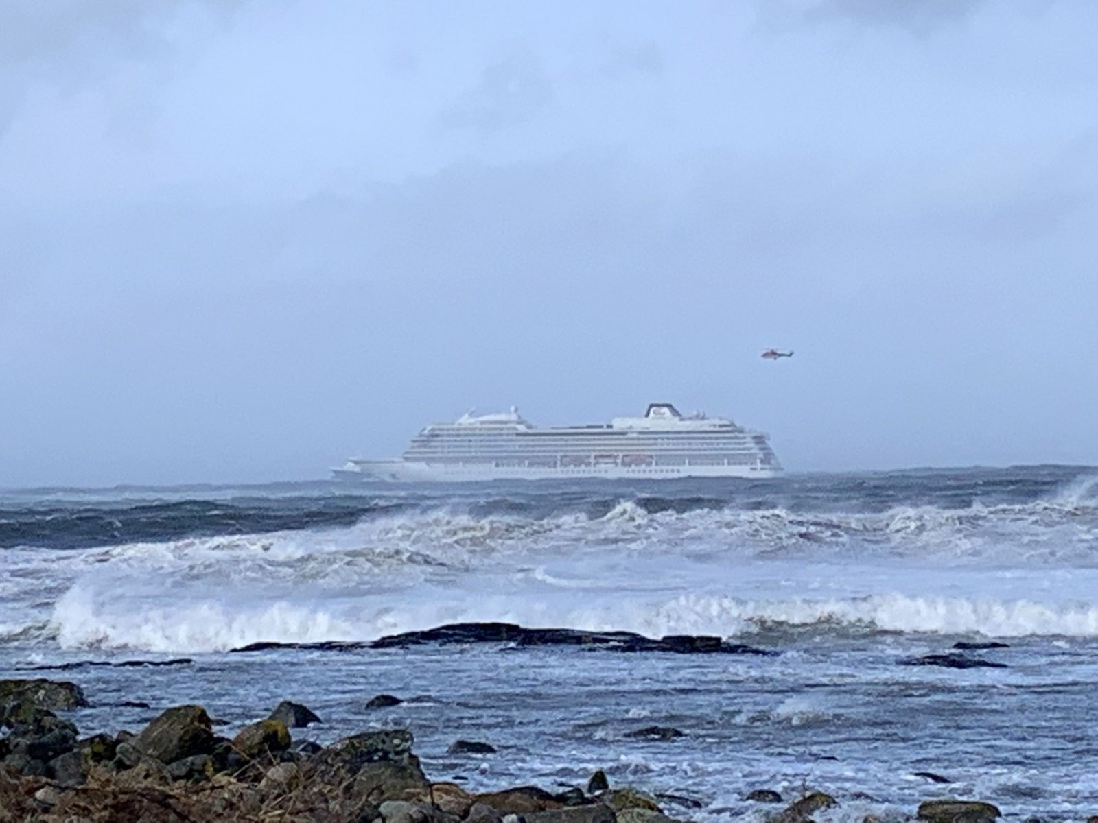 Remolcan el crucero noruego a la deriva, tras evacuarse a casi 500 pasajeros