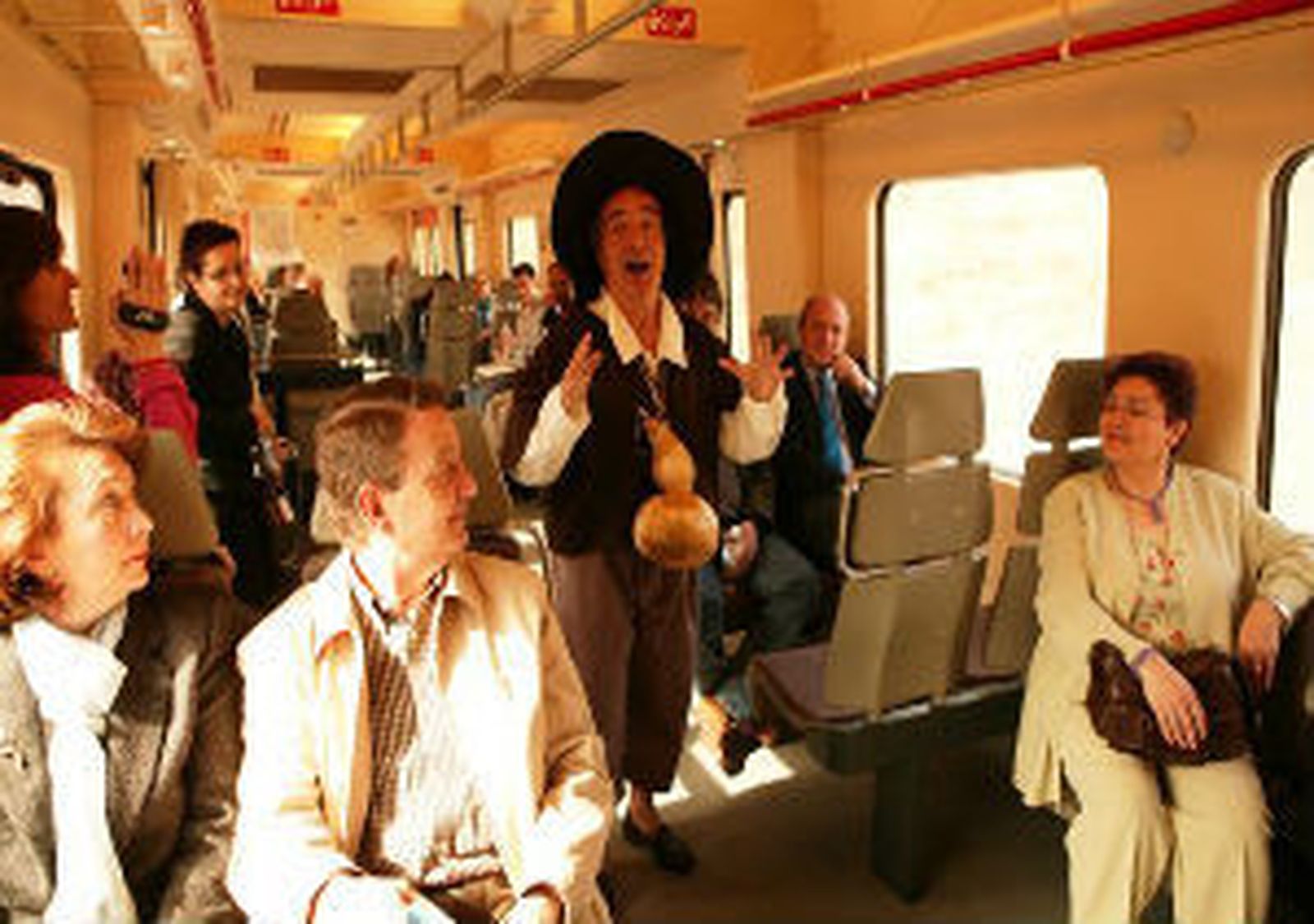 El Tren de Cervantes, que recorre el casco histórico de Alcalá, vuelve a transitar