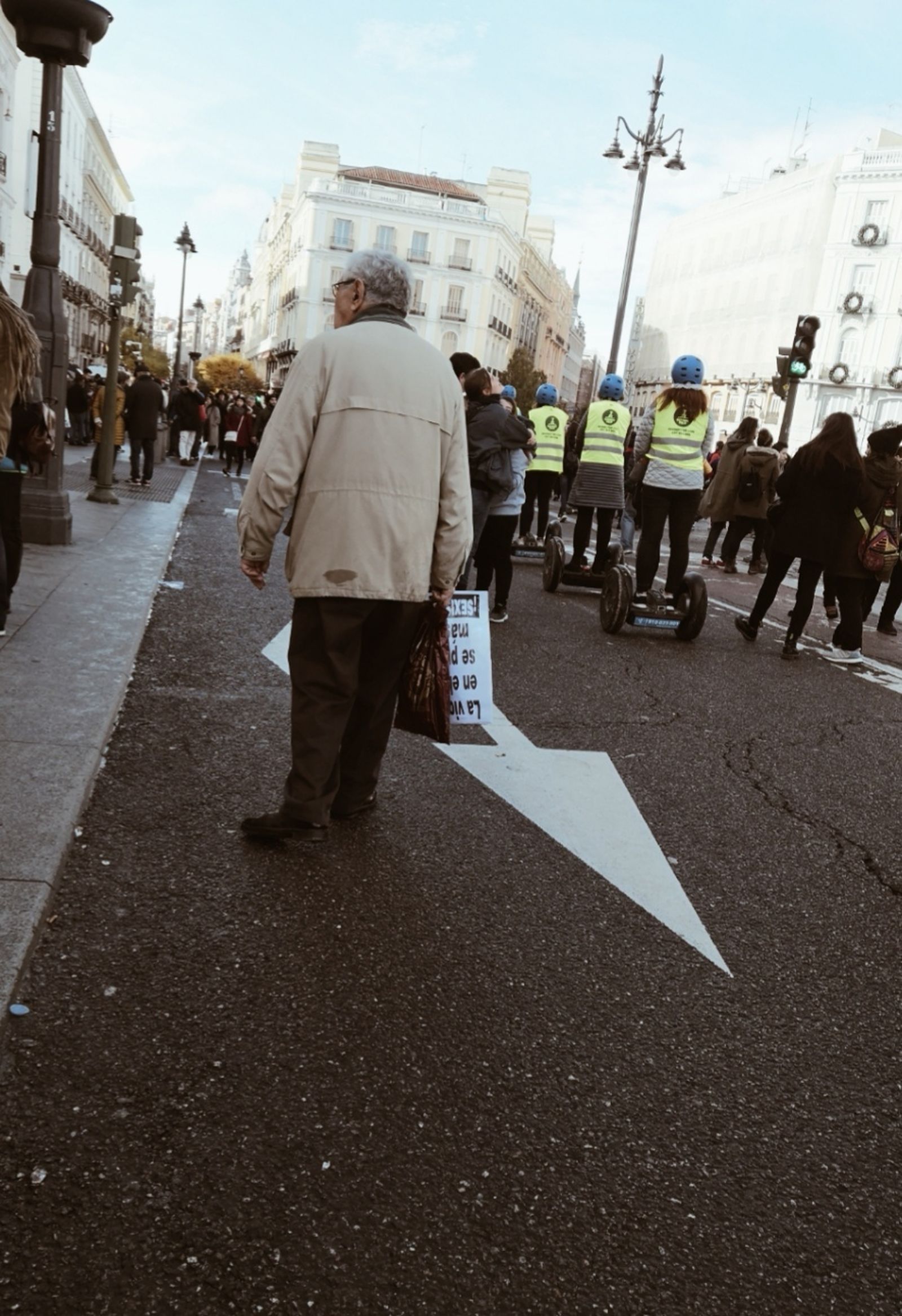 Con su pancarta pide no rebajar las pensiones, Puerta del Sol