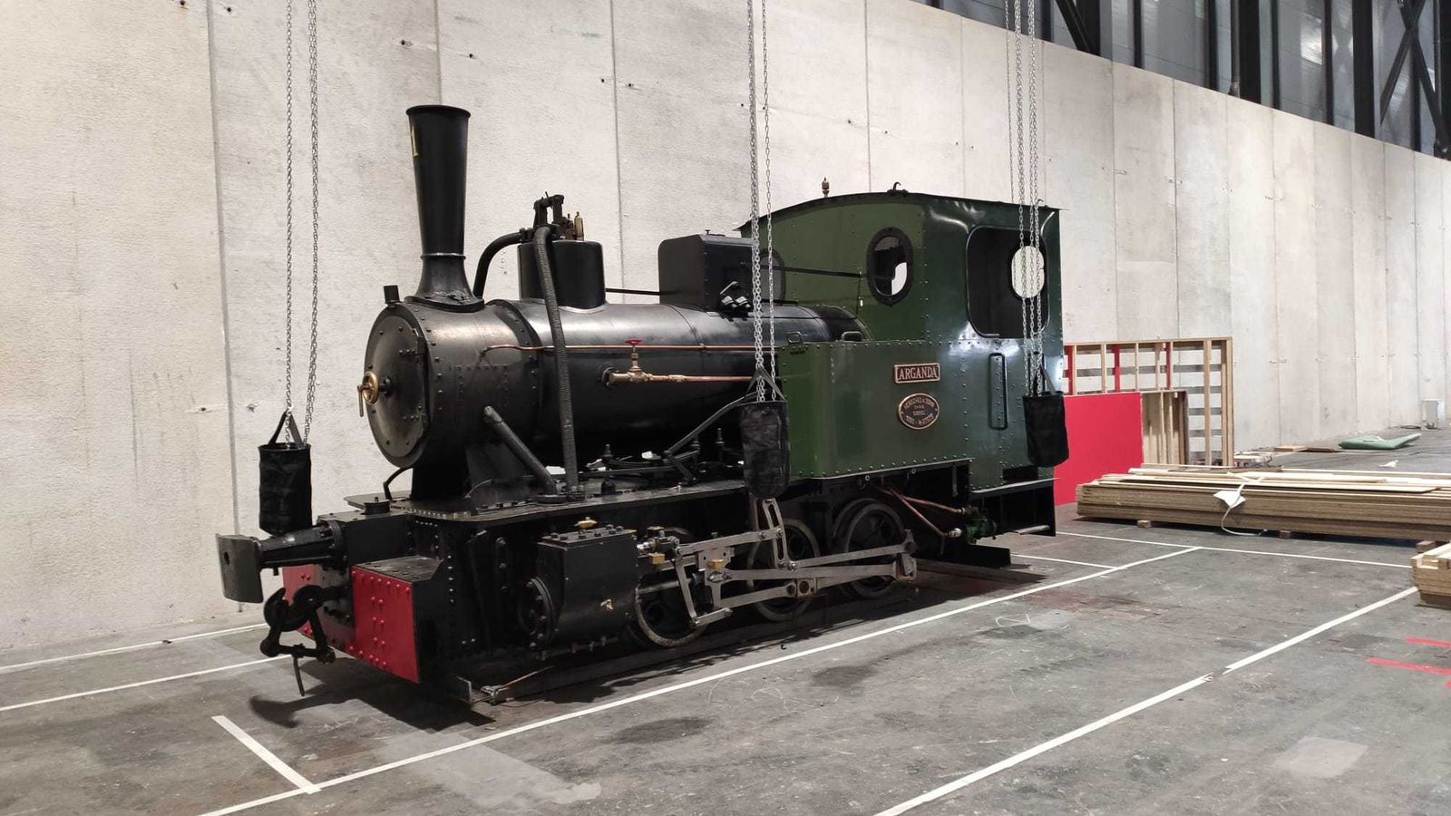 La locomotora 'Arganda' descargada en el pabellón de Fitur