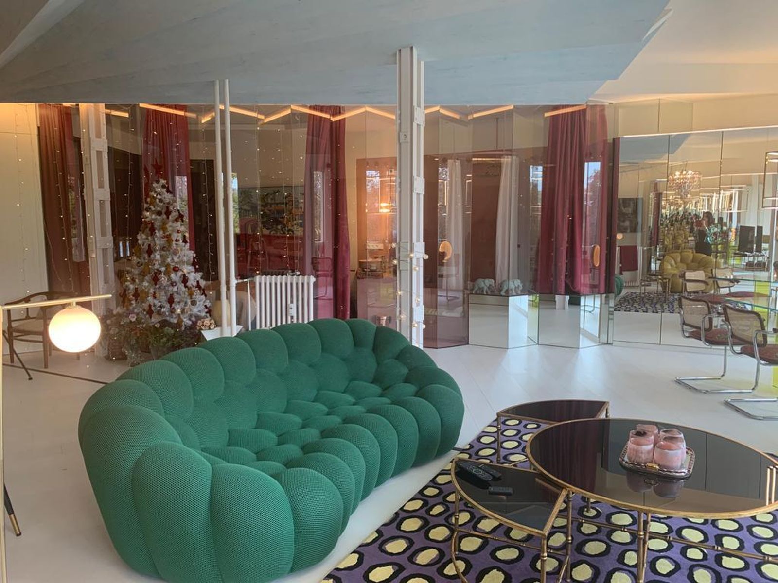 Bienvenidos a esta original casa de Retiro. La fachada exterior es señorial, y por dentro, un lugar en donde se juega con el punto de fuga a base de paredes de cristal y formas que simulan los pliegues del origami.