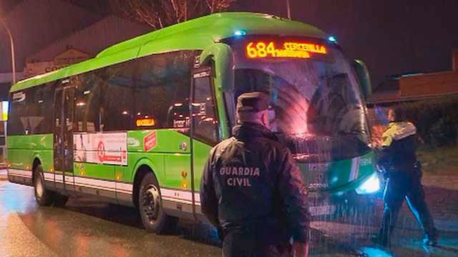 Seis lunas rotas y retrasos en la huelga de autobuses Larrea