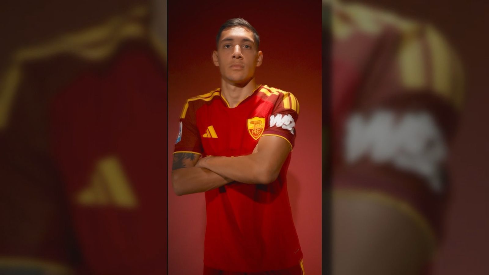 Nahuel Molina con la camiseta de la Roma