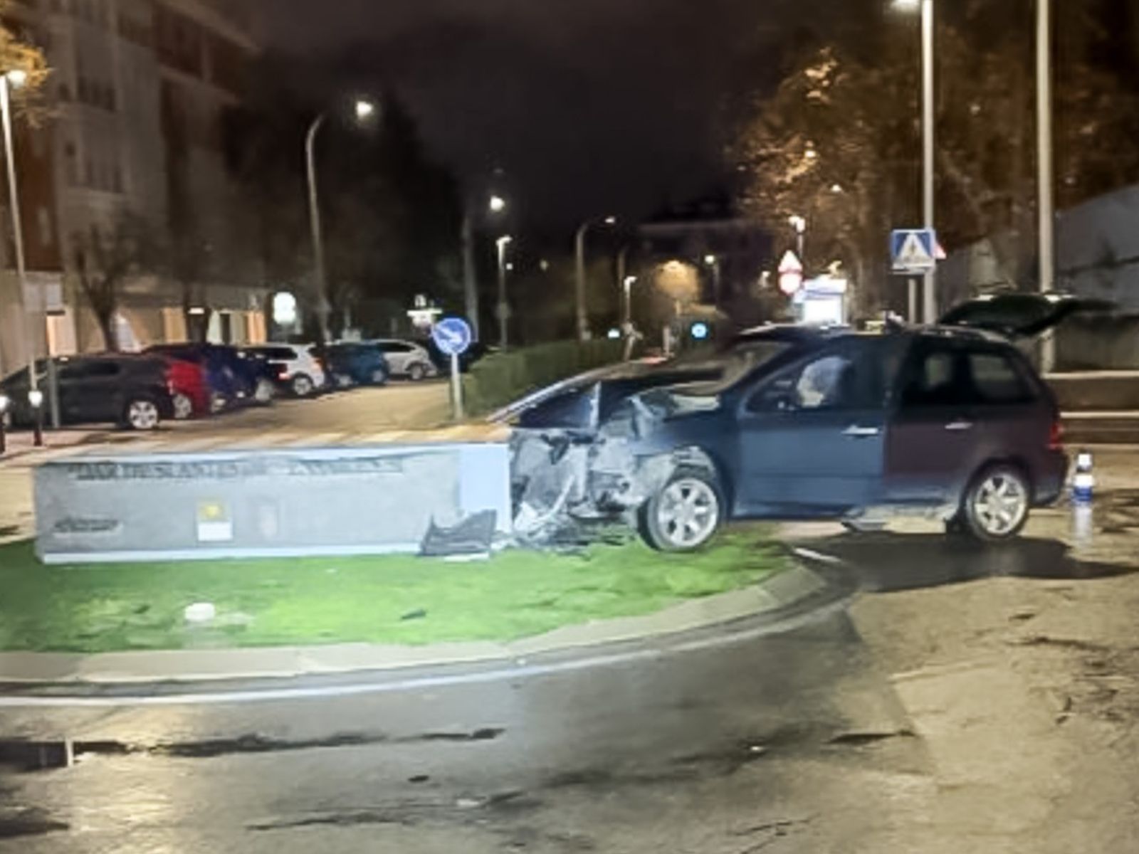 Vehículo que chocó con un monumento de una rotonda en Torrejón de Ardoz