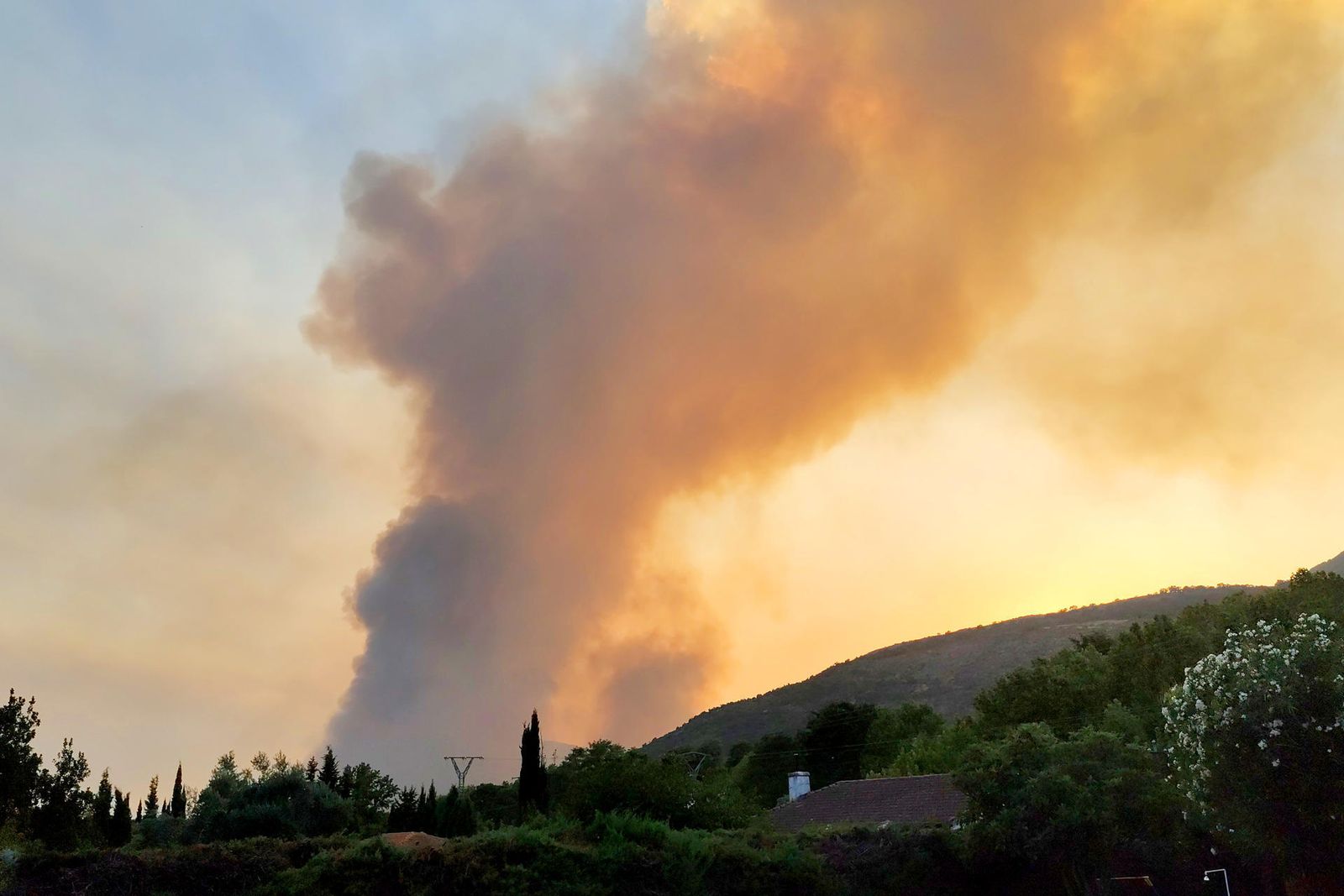 Extremadura pedirá medios del Ejército ante la "extrema gravedad" de los incendios