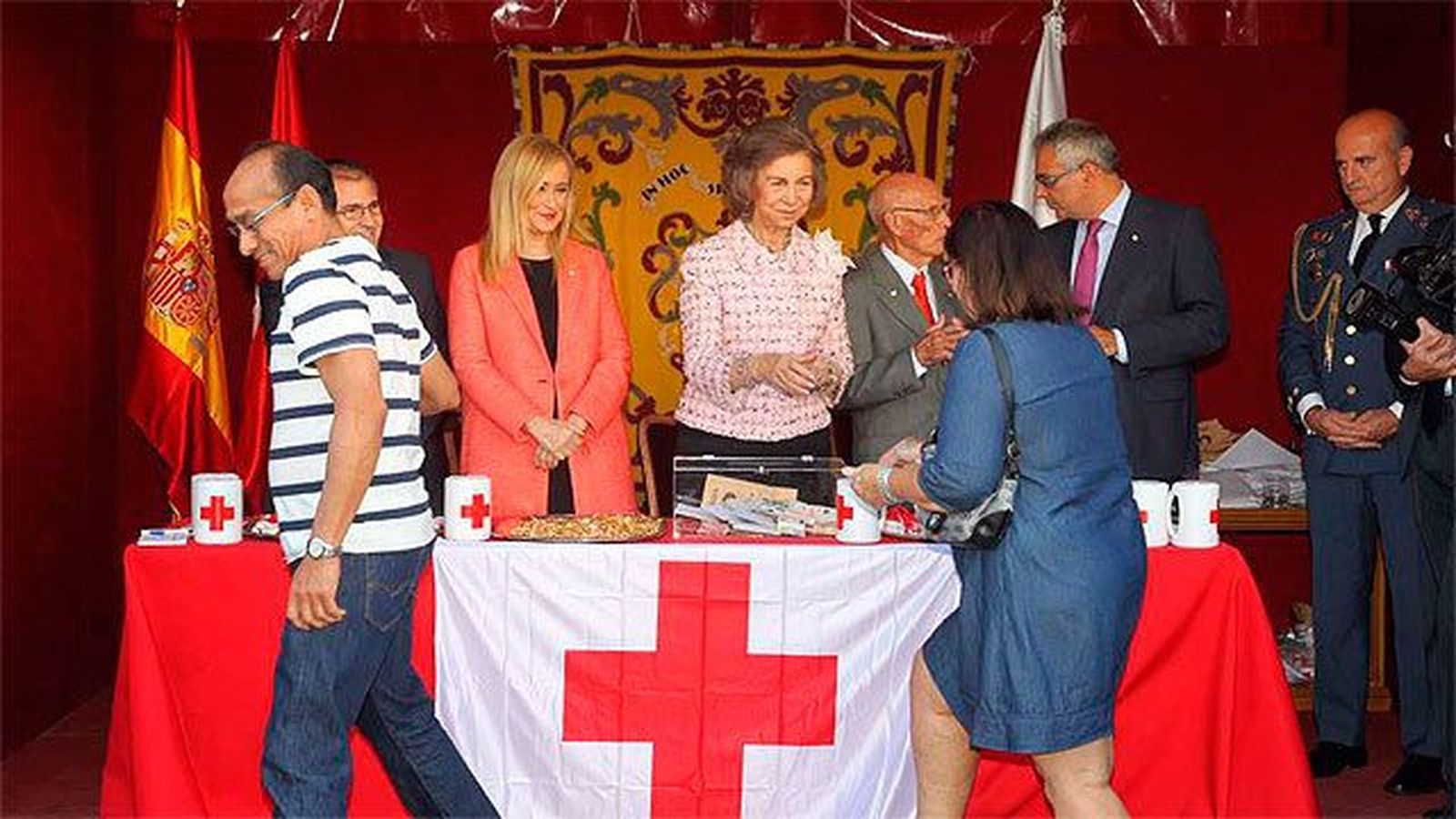 La Reina Sofía y Cifuentes, en Sol por el Día de la Banderita