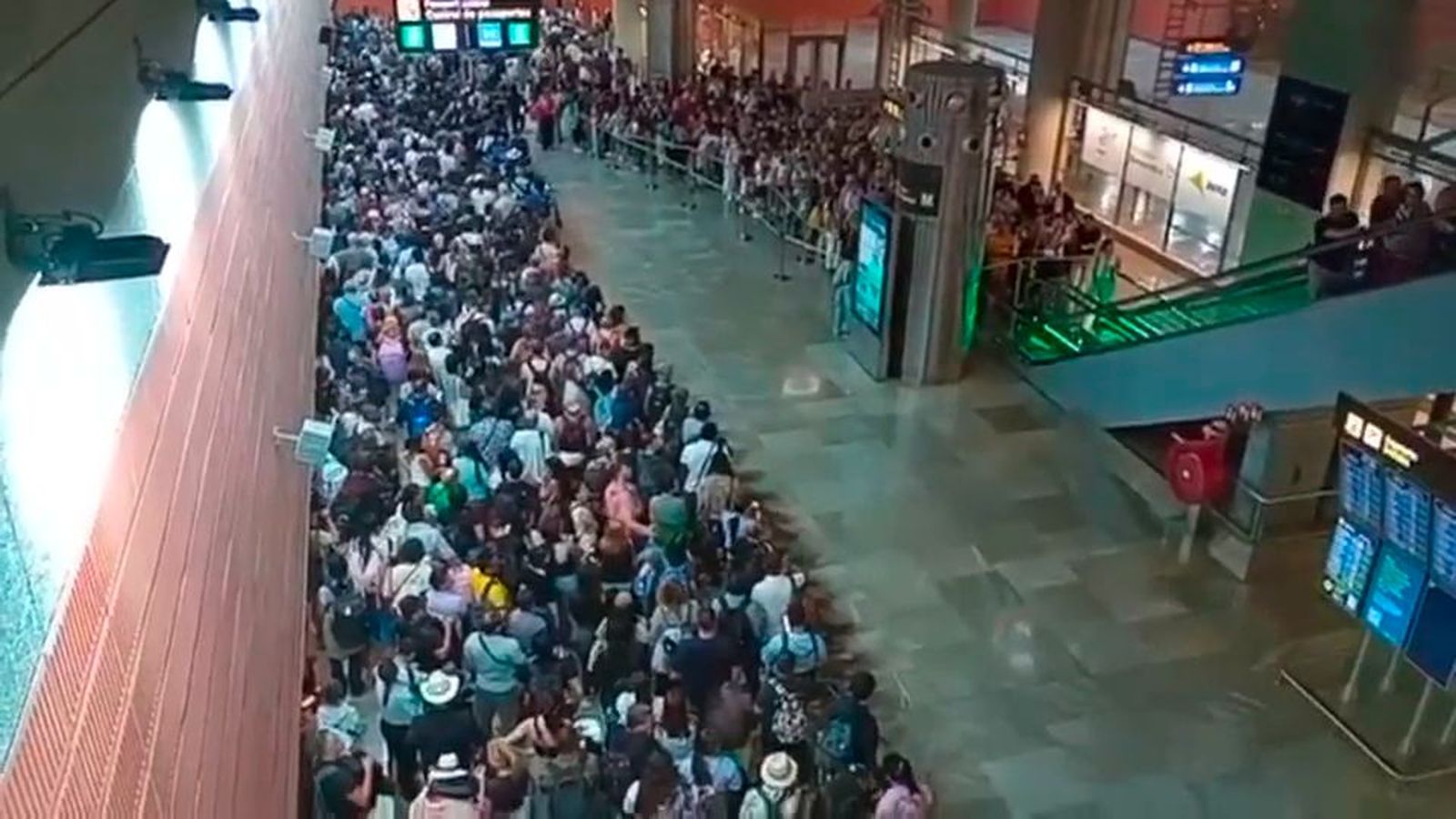 Barajas opera con normalidad en plena operación salida tras el colapso del miercoles