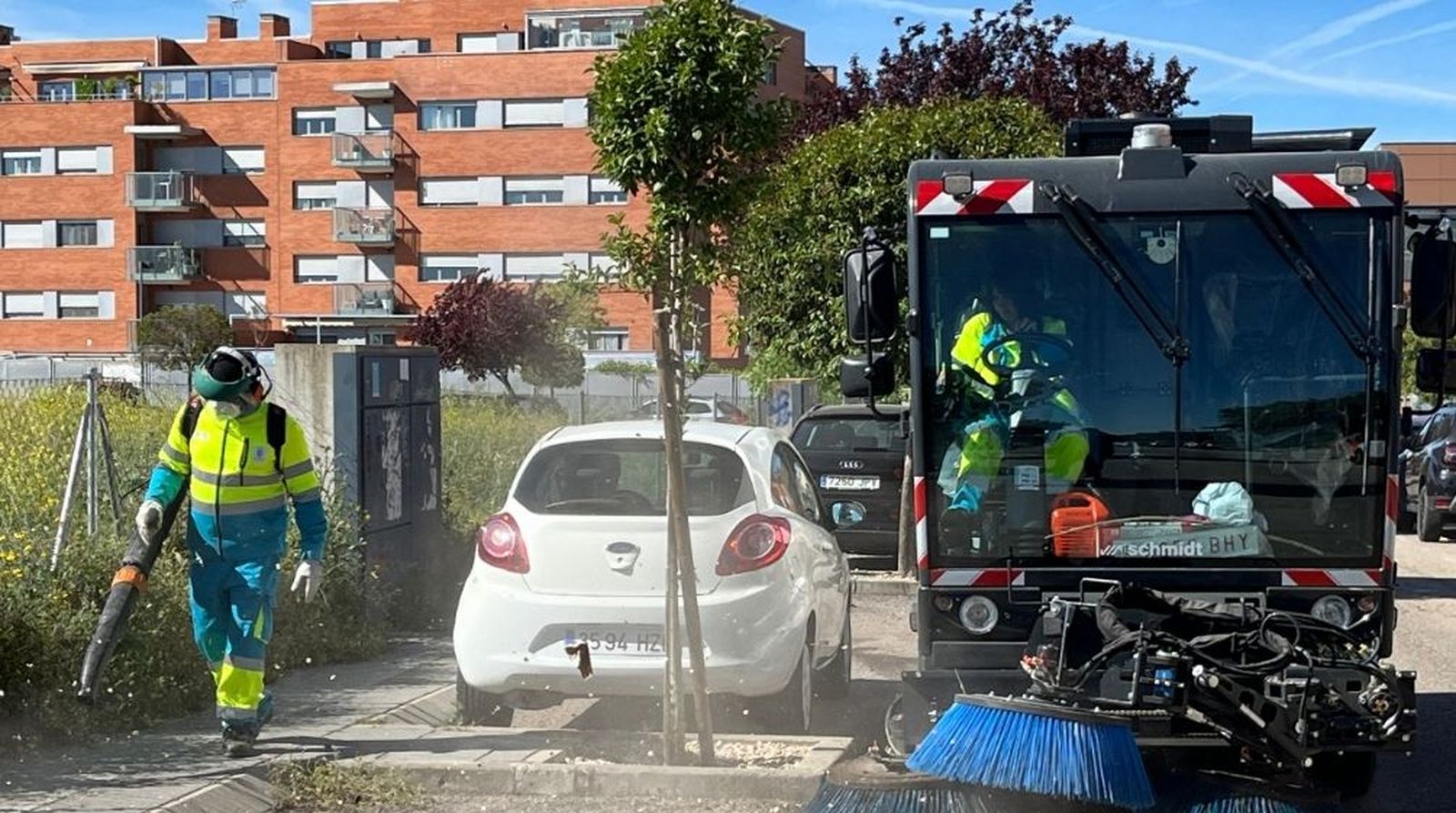 Labores de limpieza en una calle de Paracuellos de Jarama