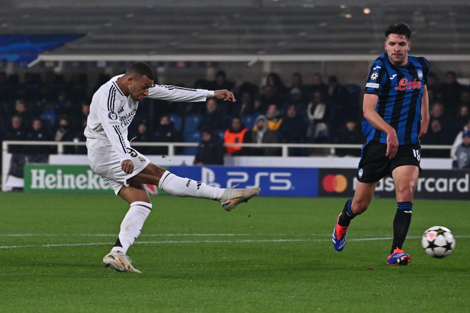 Mbappé ante el Atalanta