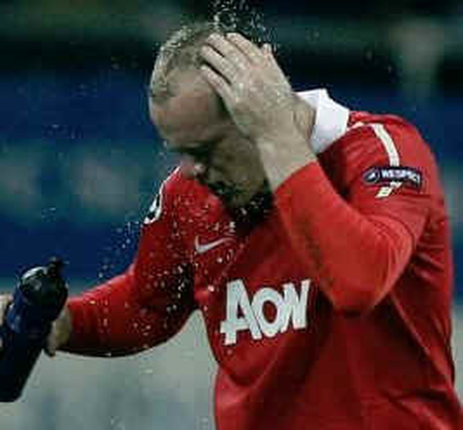 Wayne Rooney tiene el teléfono móvil pinchado