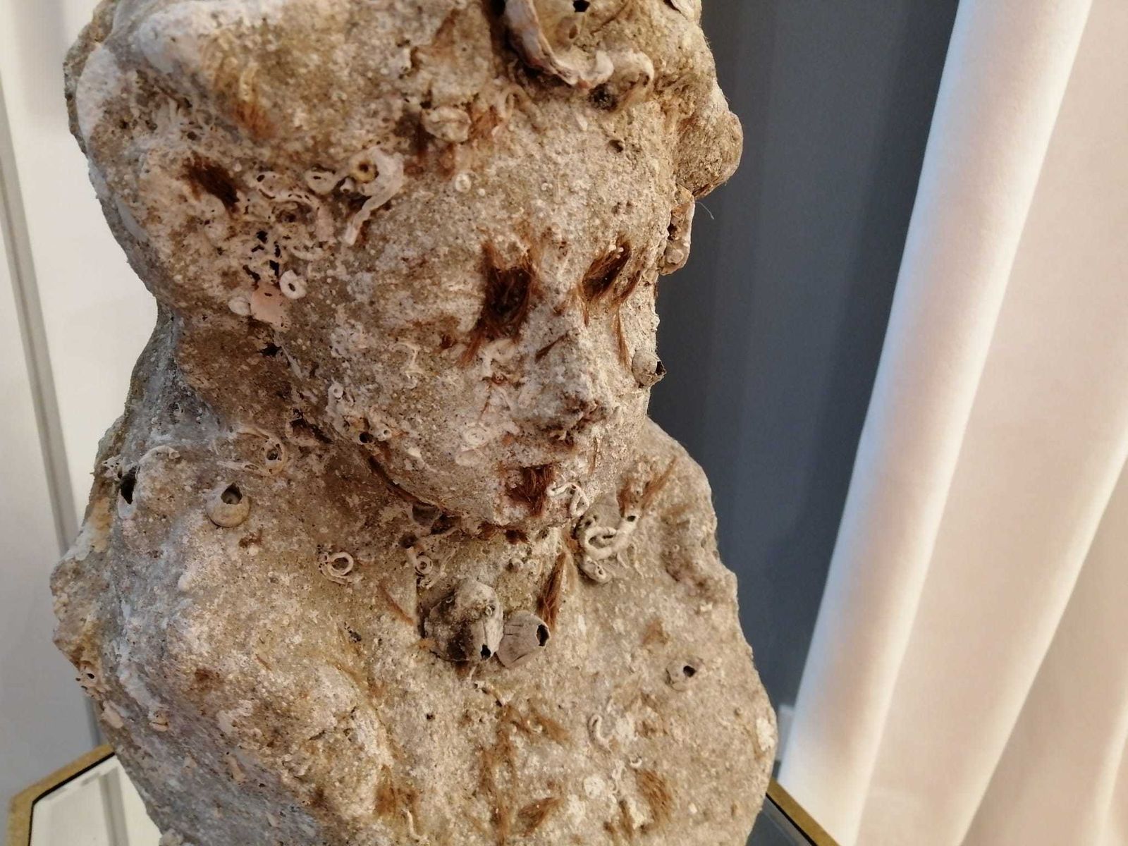 ¿Y qué decir de esta escultura? No es que haya sufrido un golpe... es que estuvo el fondo del mar durante más de medio siglo.