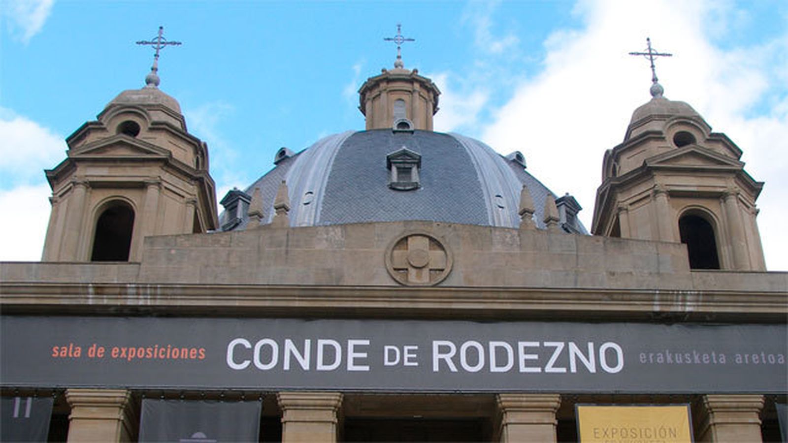 Exterior de la la cripta del Monumento a los Caídos en Pamplona