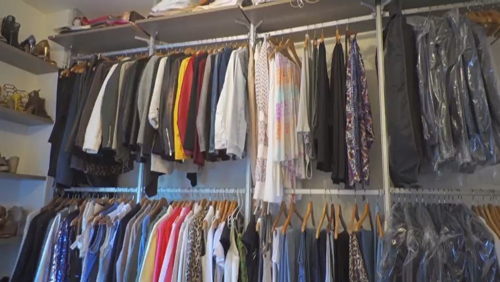 Su vestidor está abierto, porque dice que quería que fuera como "una tienda".