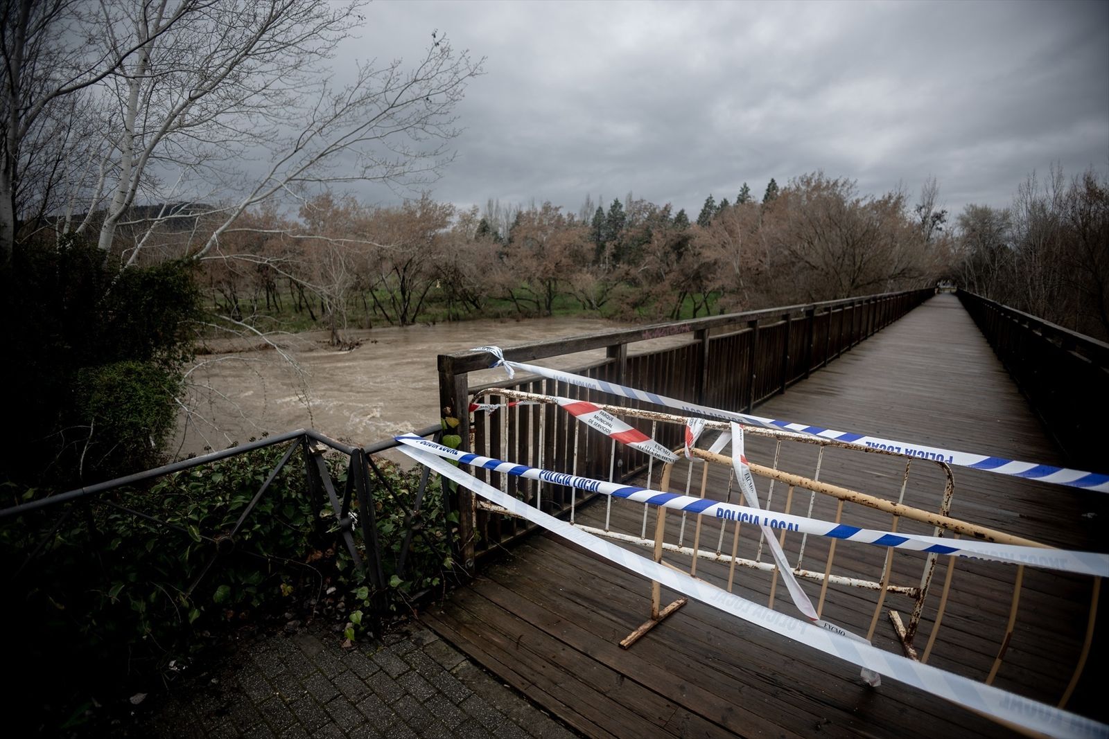 Cierre del paso a zonas inundables ante la crecida del caudal del río Henares, en Alcalá