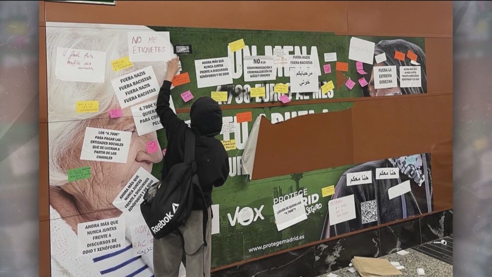 Arrancan el polémico cartel de Vox sobre los 'menas' de la estación de Cercanías Renfe de Sol