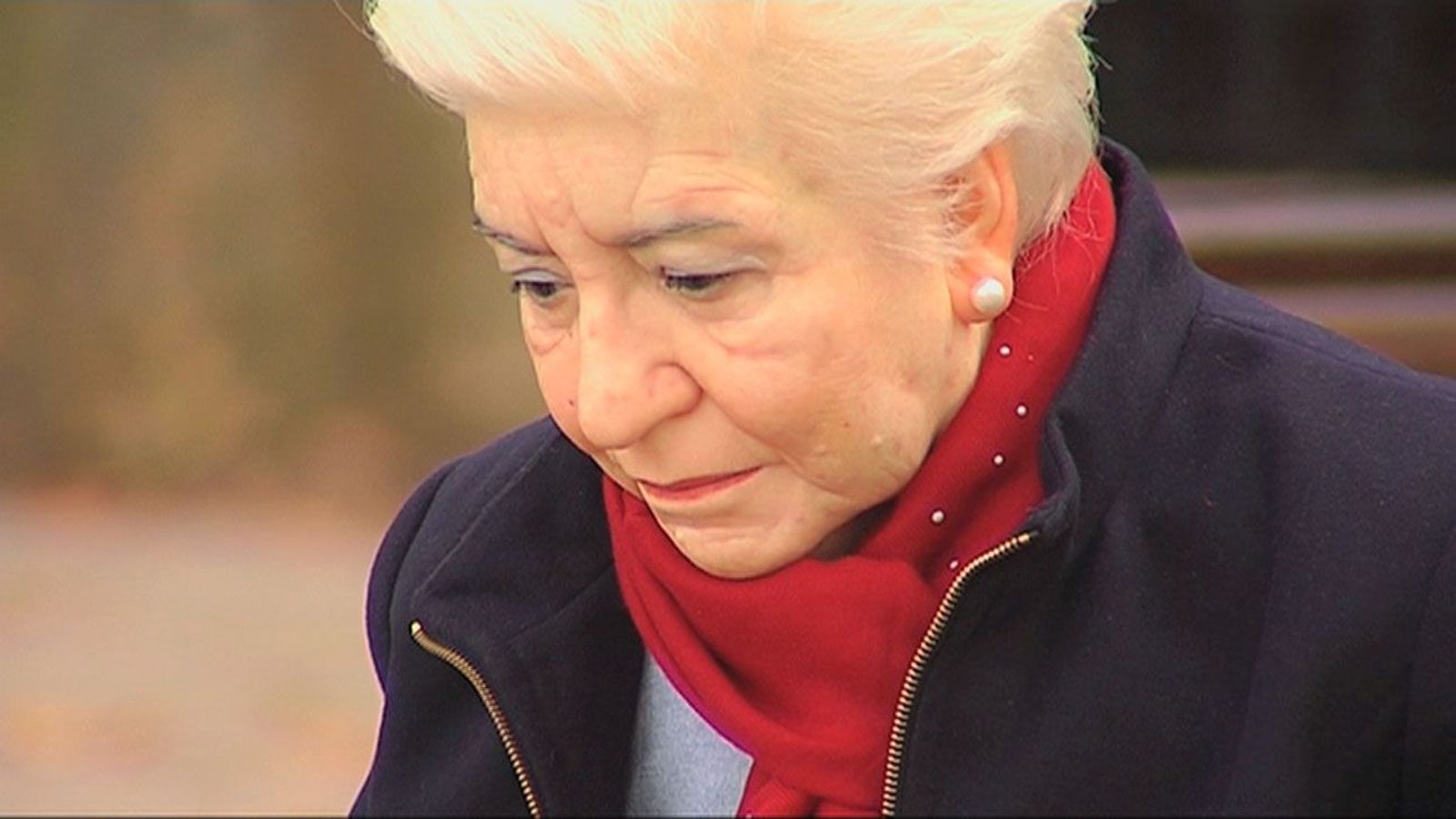 La soledad hiperrealista, sentada en un banco de la calle