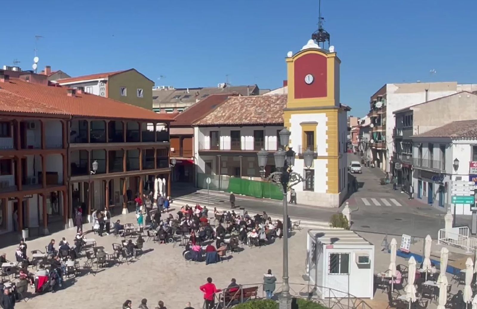 Plaza  de Ciempozuelos con el antiguo Ayuntamiento y la torre del reloj