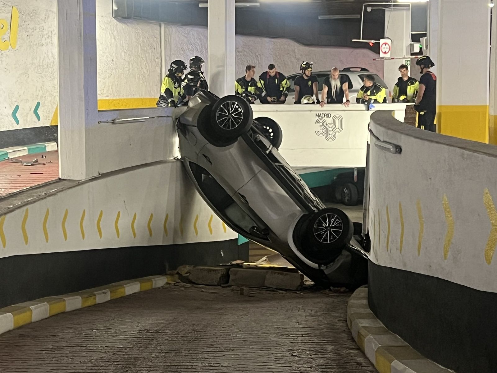 Un coche vuelca en el parking de Olavide