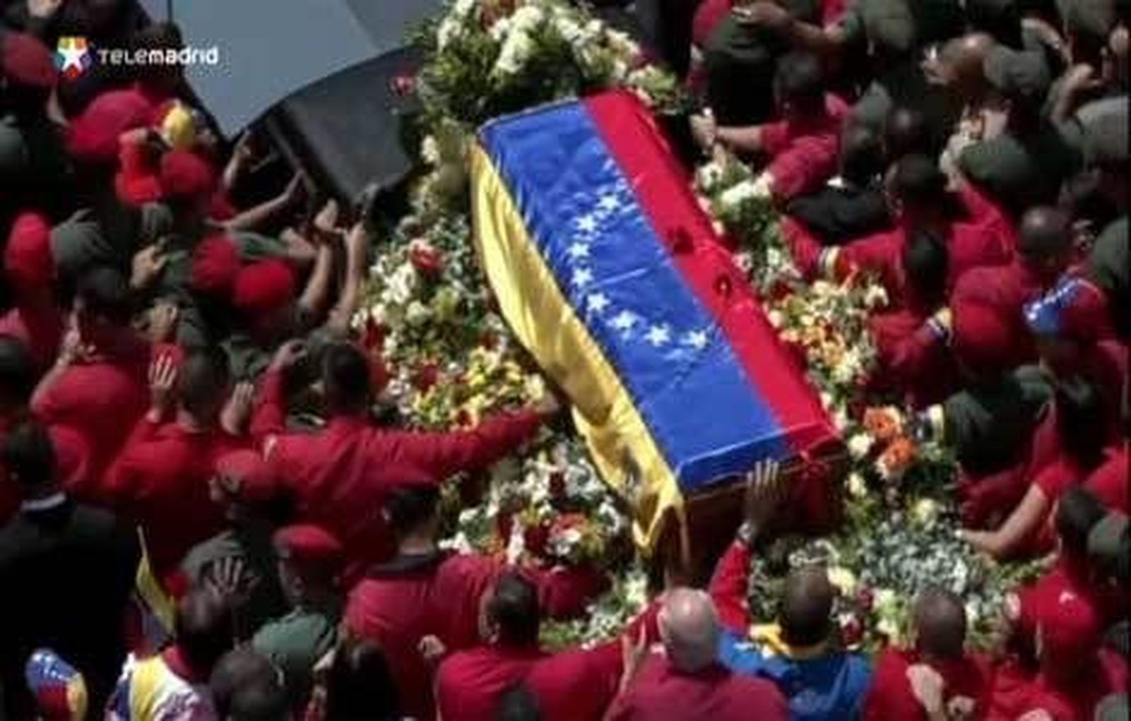 Miles de personas acompañan el cortejo fúnebre de Chávez hasta la Academia Militar