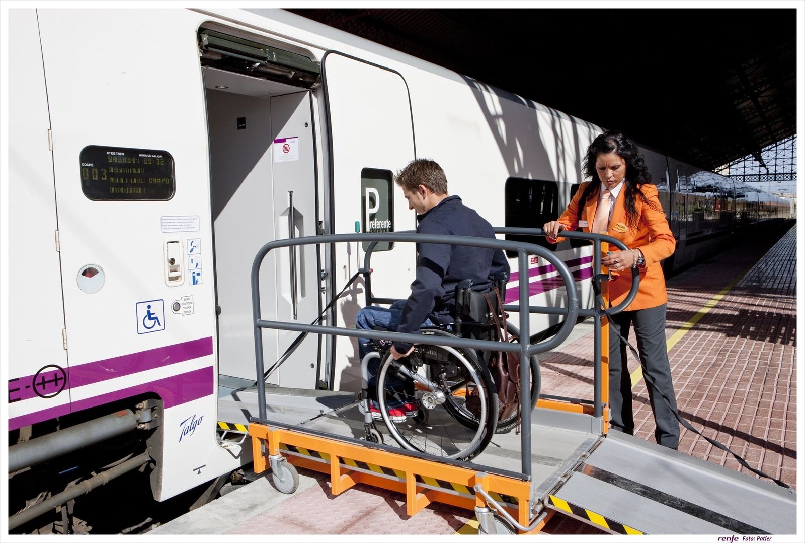 Viajero accediendo a un tren de RENFE