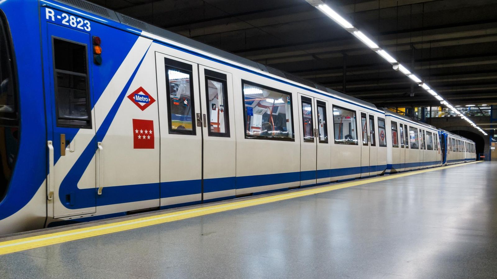 Tren en una estación de metro