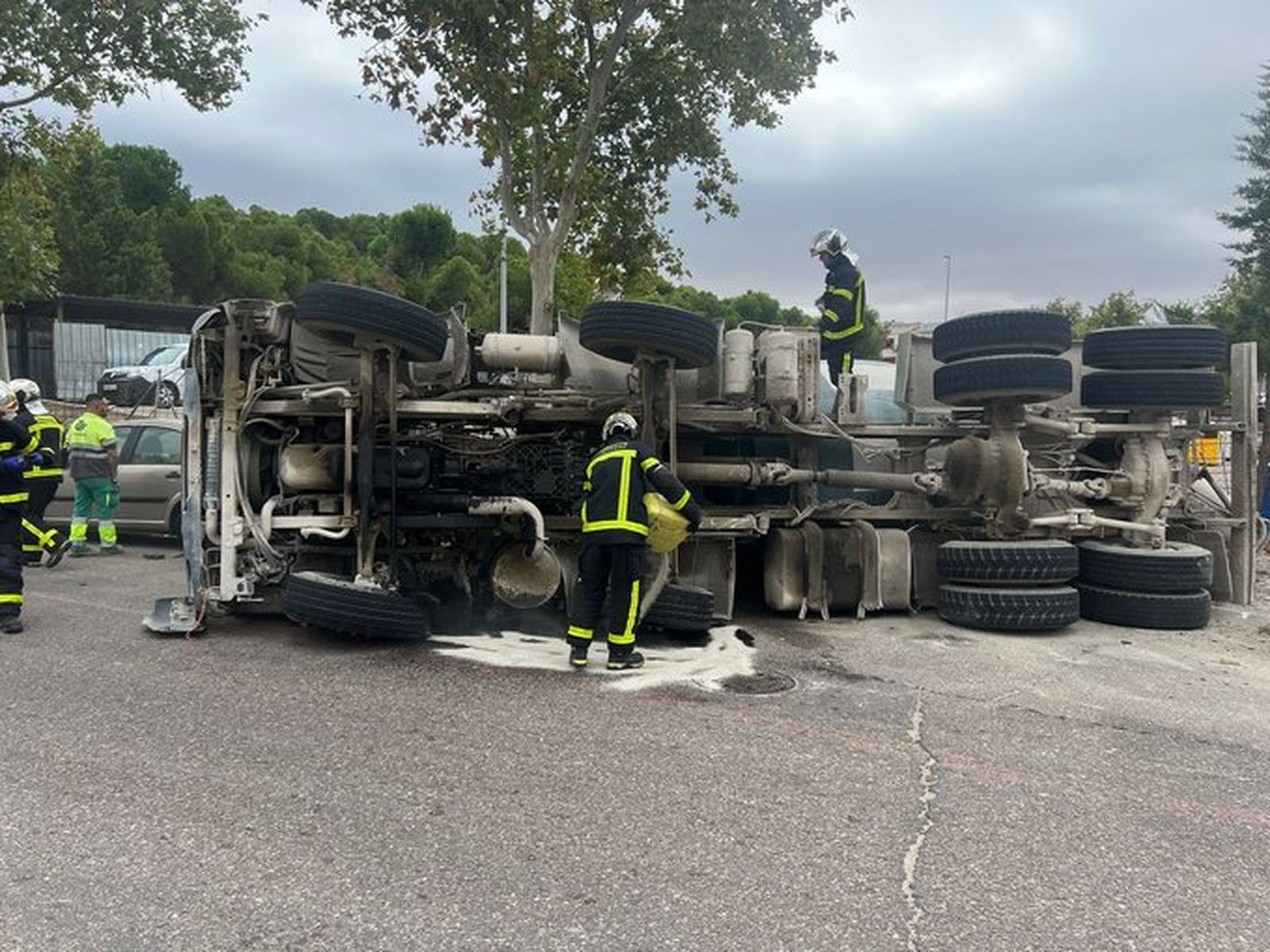 Bomberos intervienen en el vuelco de un camión en Arroyomolinos