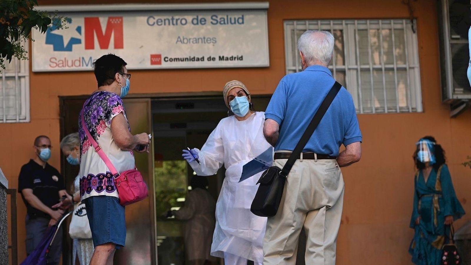 Médicos y enfermeras de Madrid, escépticos ante el anuncio de mejoras salariales