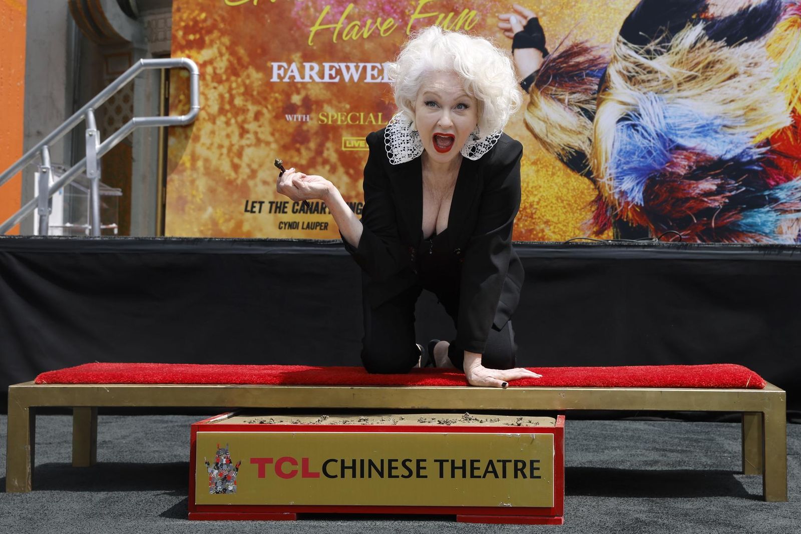 Cyndi Lauper pone sus huellas en el Paseo de la Fama