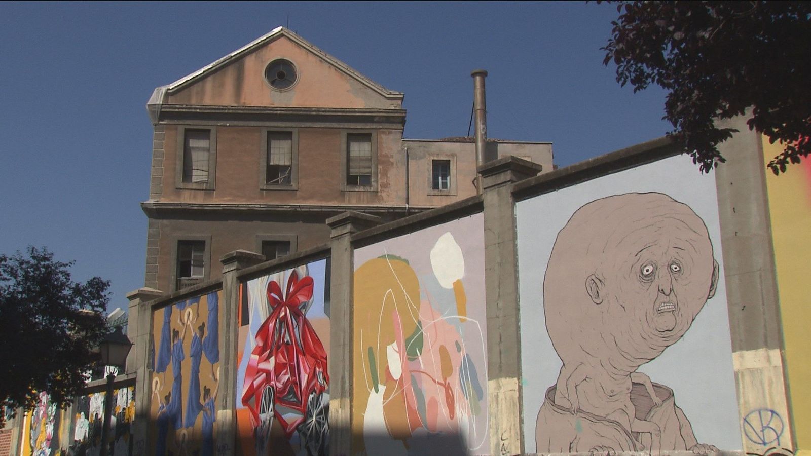 25 artistas pintan los muros de Tabacalera