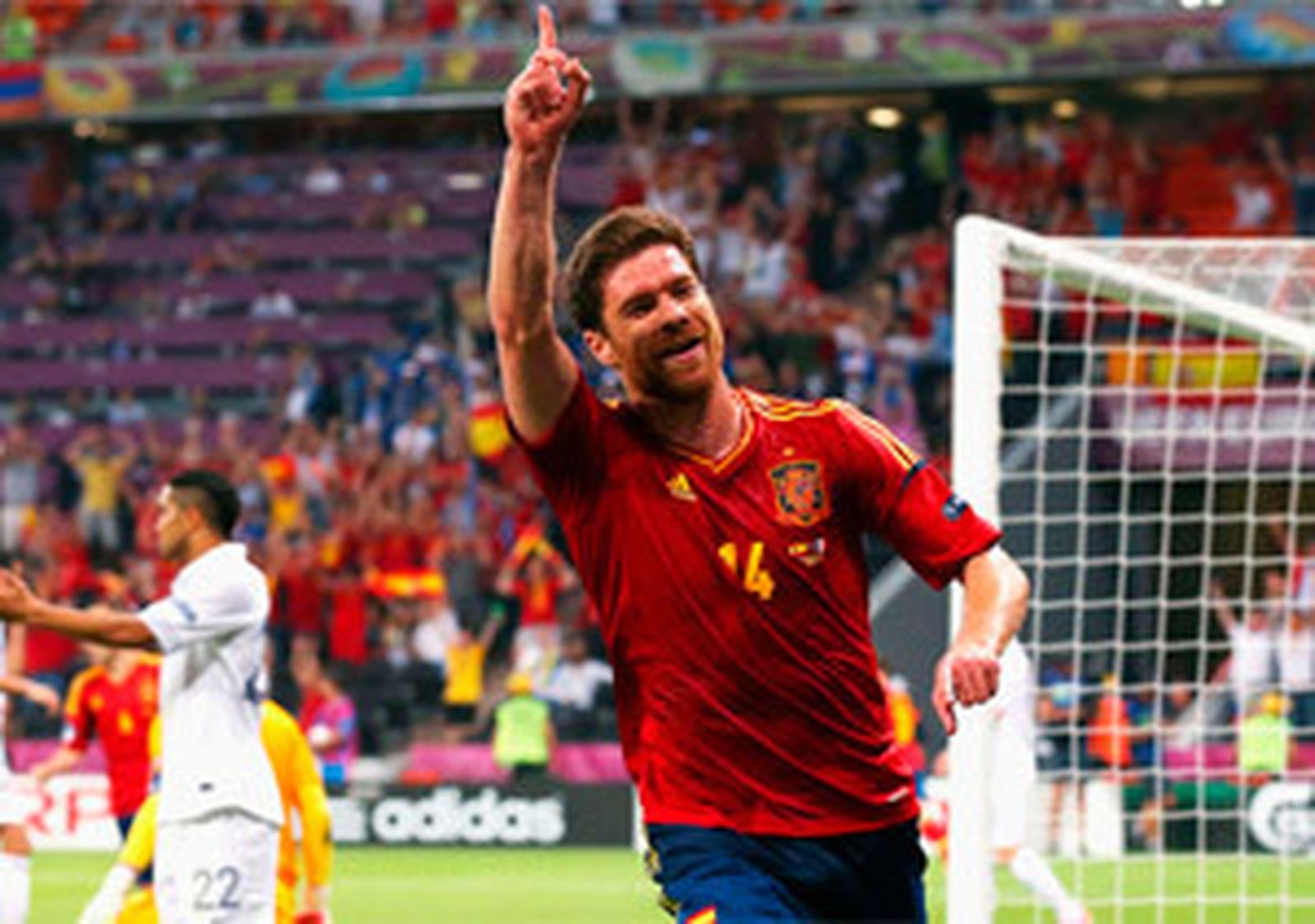 Xabi Alonso celebra el primer gol ante Francia