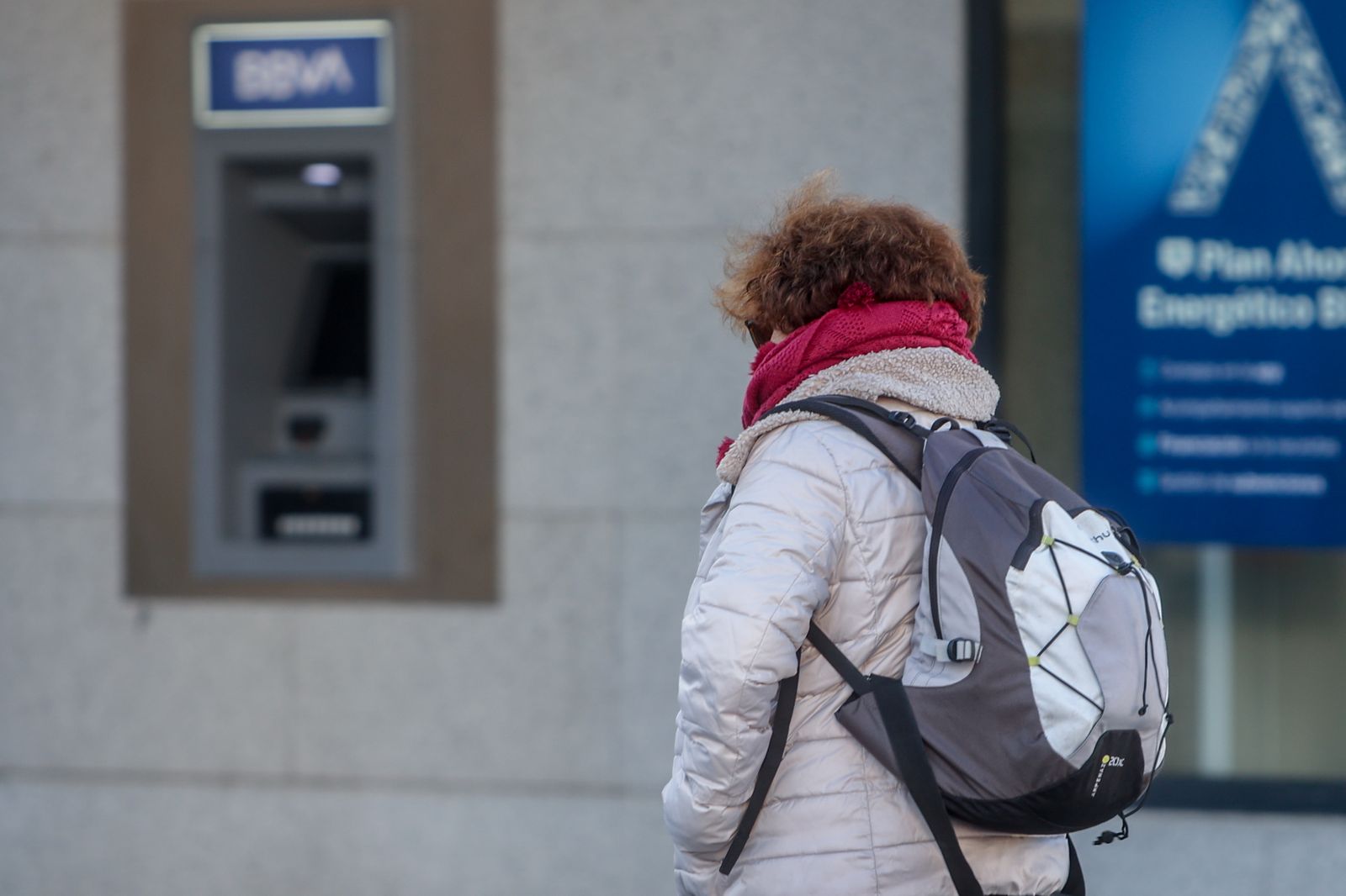 Una mujer pasea abrigada en Madrid