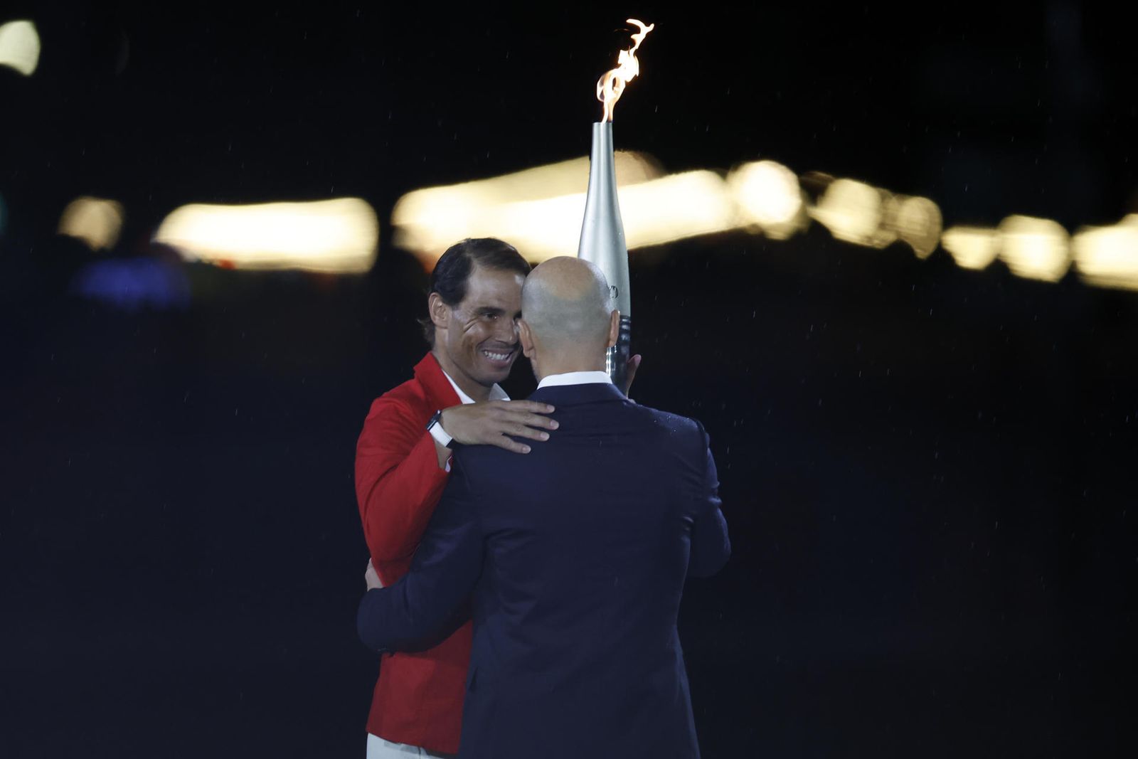 Rafael Nadal recibe la antorcha olímpica de manos de Zinedine Zidane