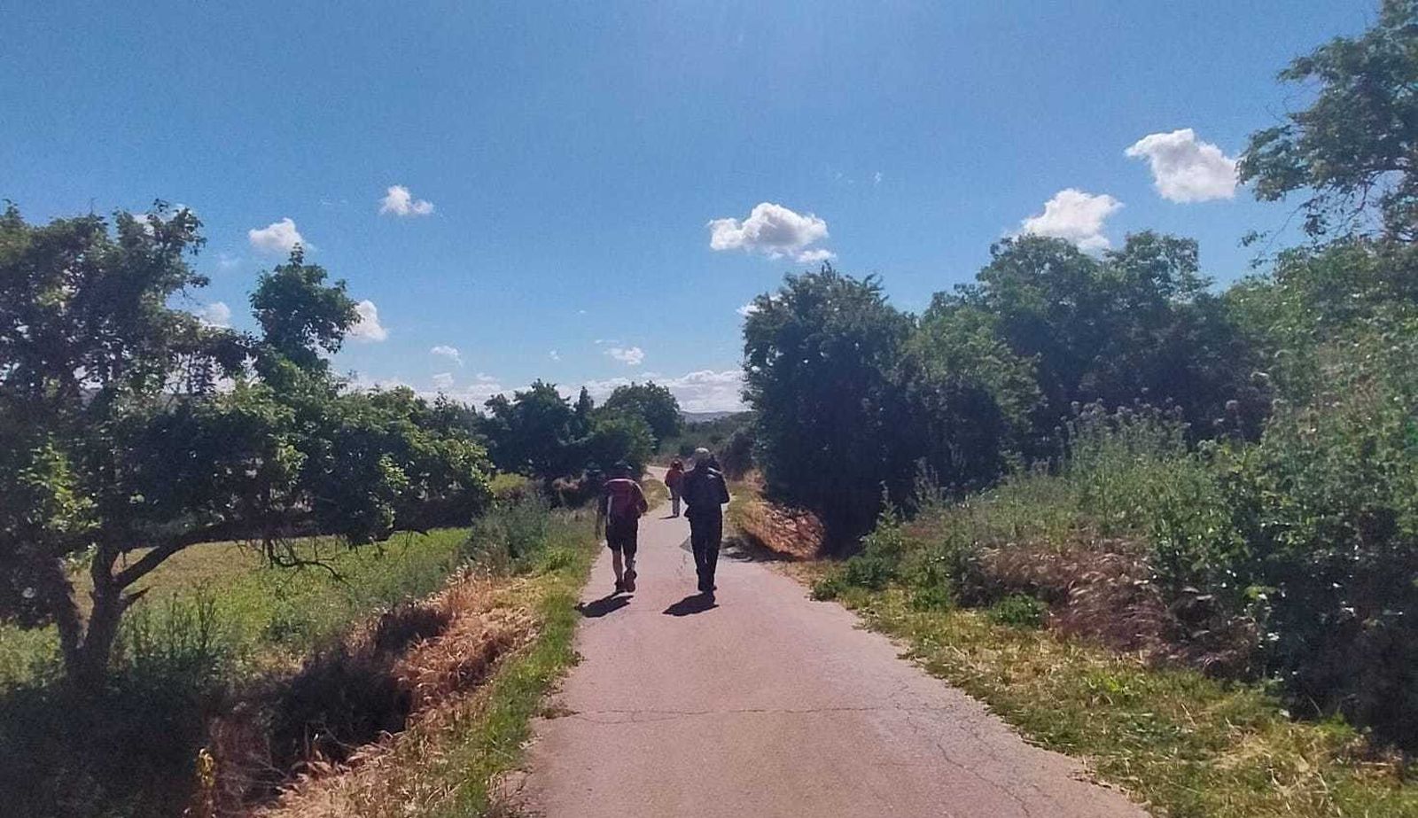 Caminantes atravesado Perales de Tajuña por el Camino de Uclés