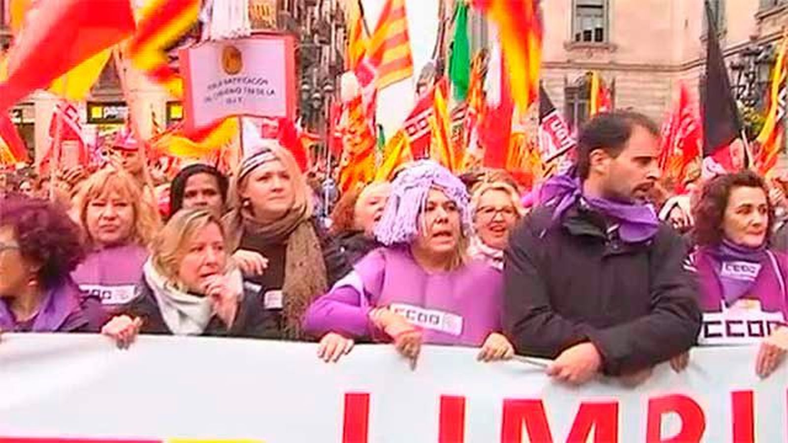 Miles de personas se manifiestan en Cataluña y País Vasco por el Día de la Mujer