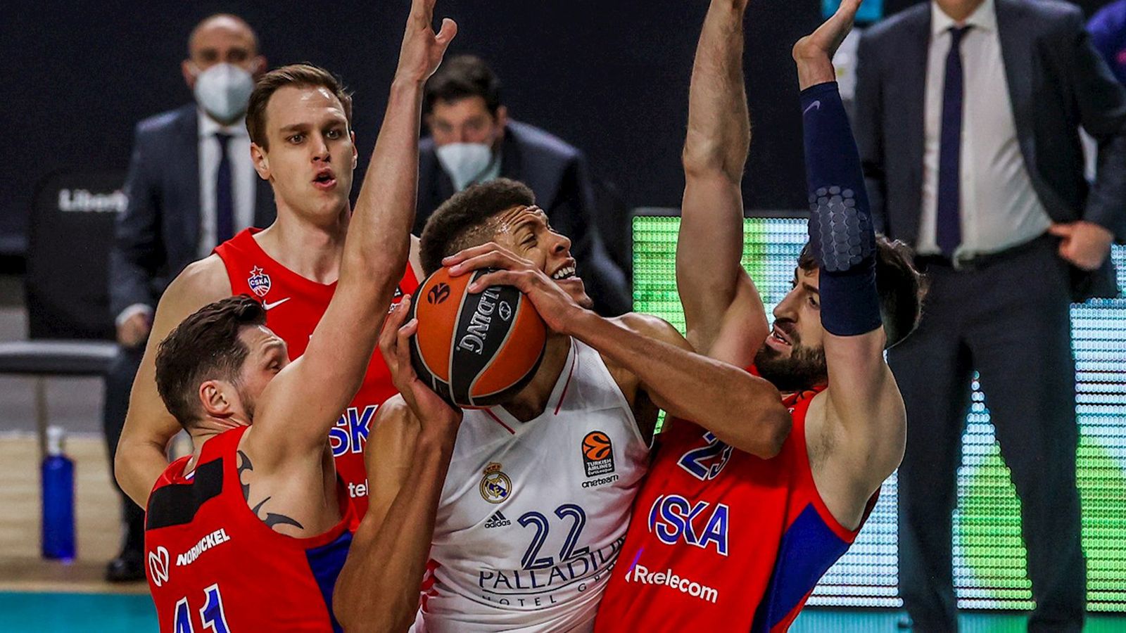 Edy Tavares ante el CSKA