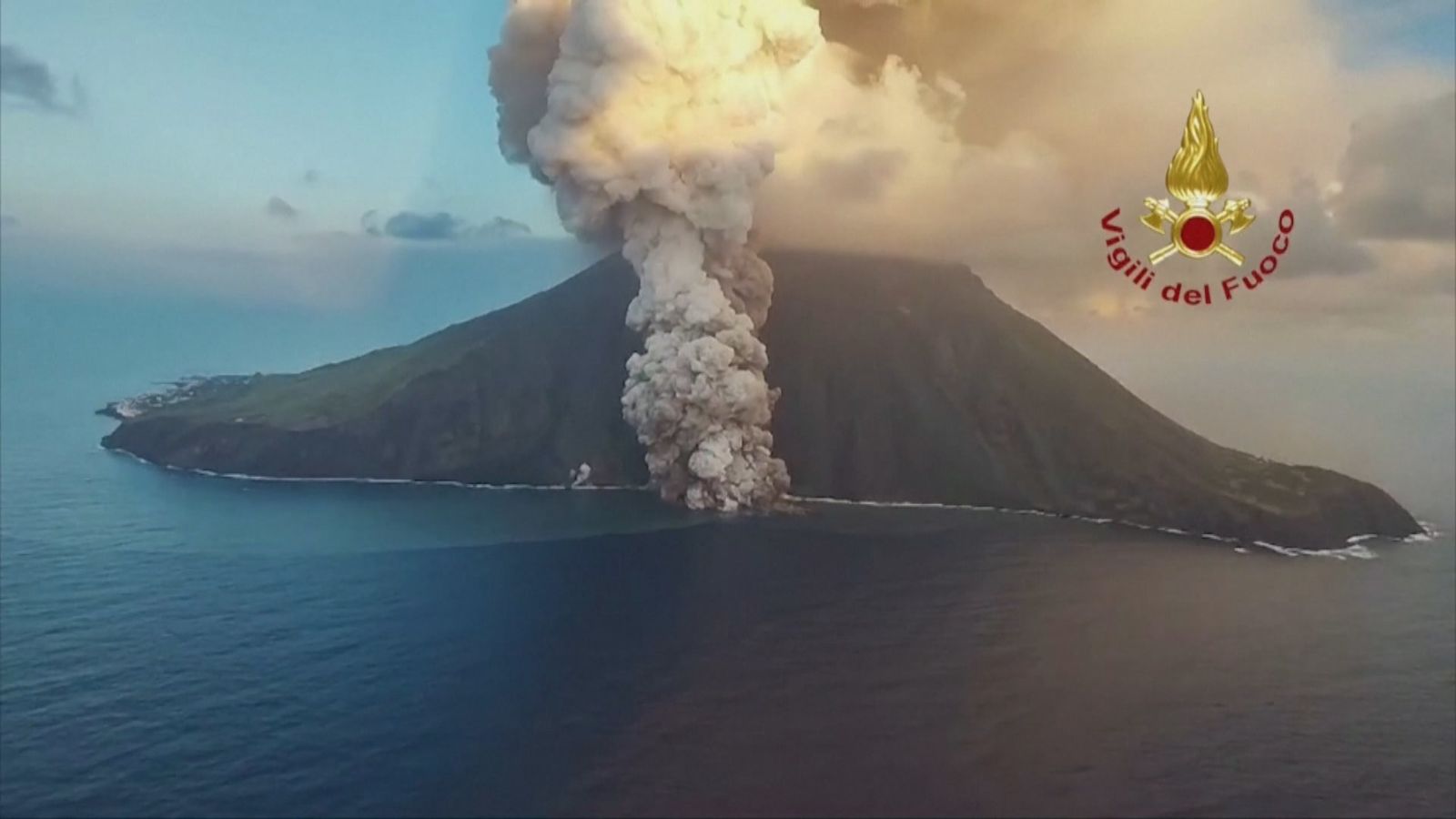 El volcán Estrómboli entra en erupción
