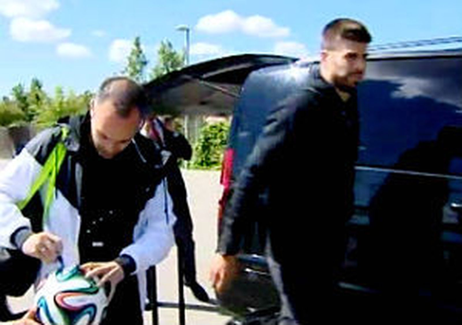 Los barcelonistas Iniesta y Piqué concentrandose con la Selección Española