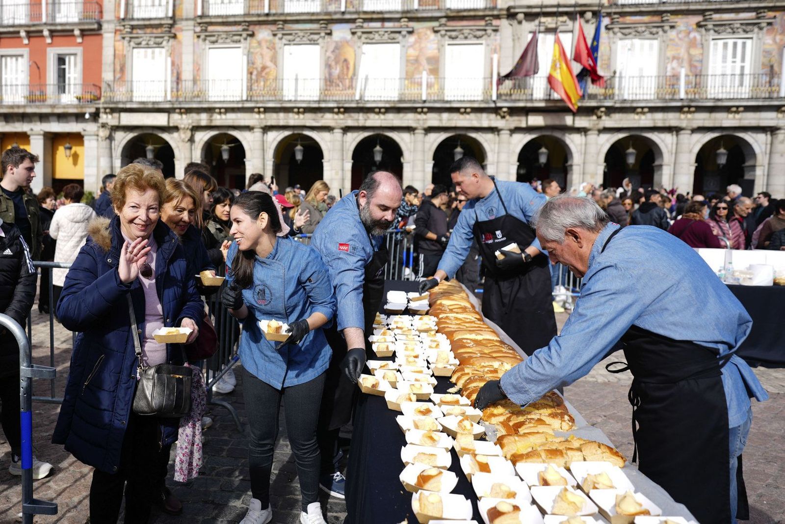 Los madrileños disfrutan de 3.000 porciones de una corona de la Almudena gigante en la Plaza Mayor