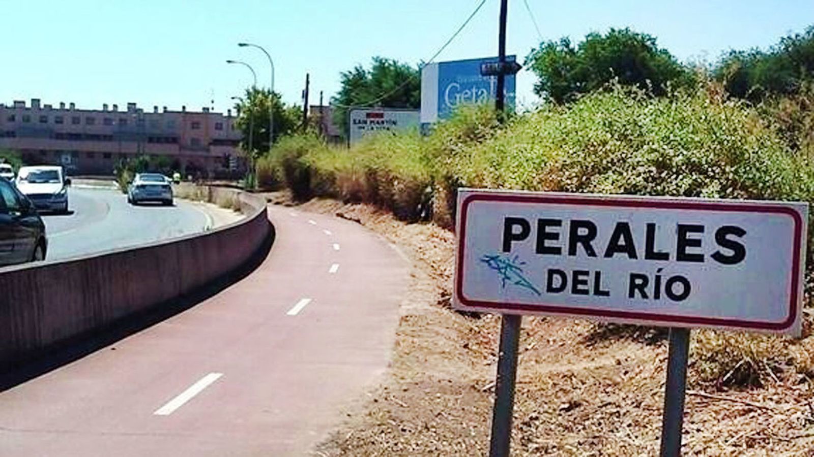 Cartel indicador de la entrada al núcleo getafense de Perales del Río