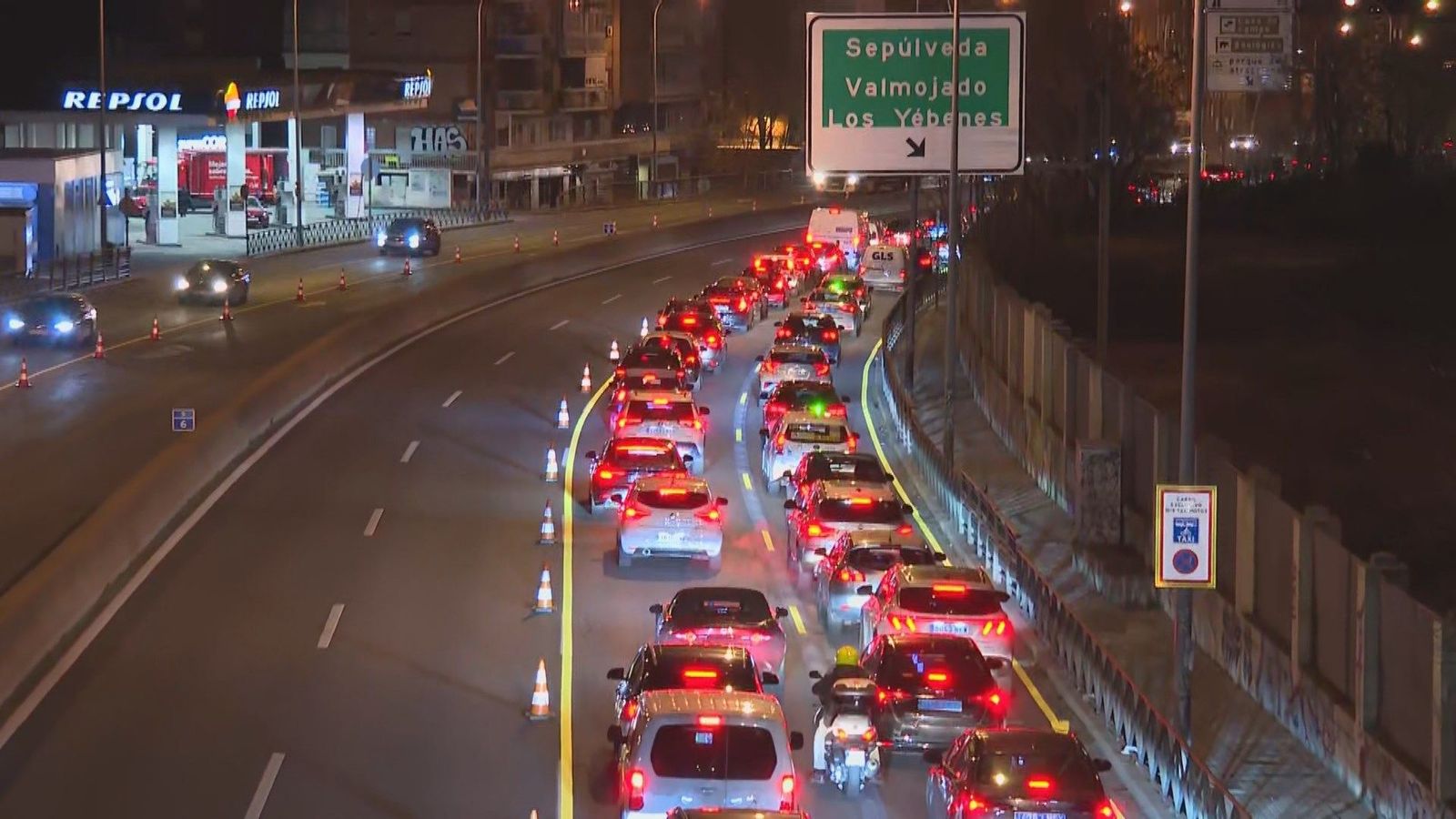 Hora punta con retenciones en la A-5 en el primer día de las obras de soterramiento