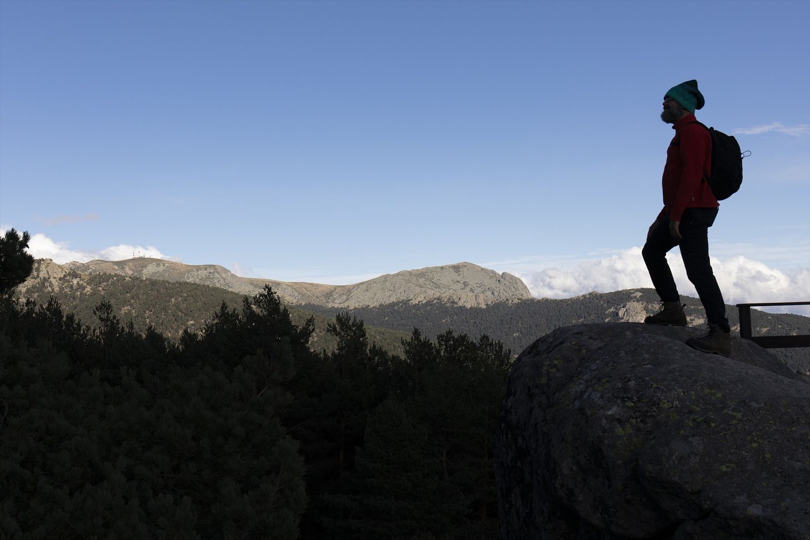 Un senderista en la Sierra de Guadarrama