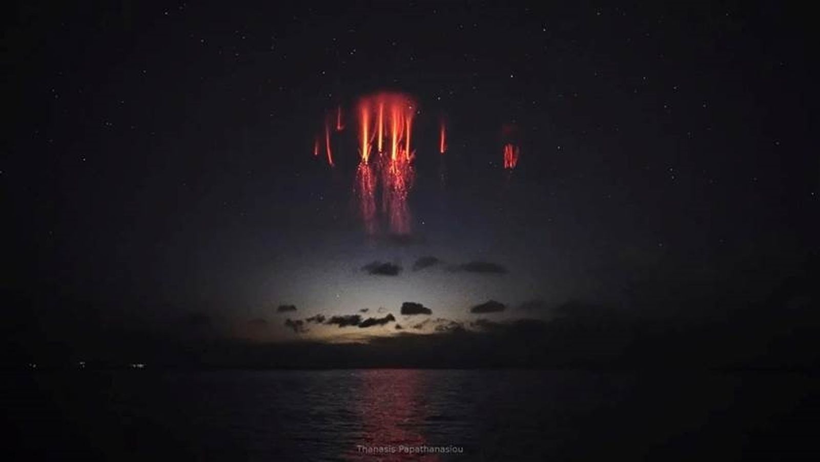 Duendes rojos formados sobre tormentas eléctricas en el sureste del Mar Egeo