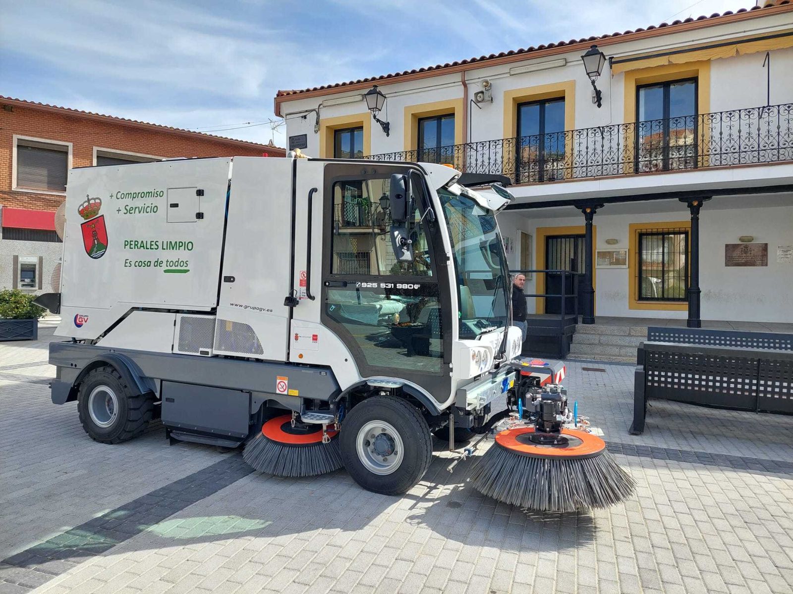 Nueva barredora para la limpieza viaria en Perales de Tajuña