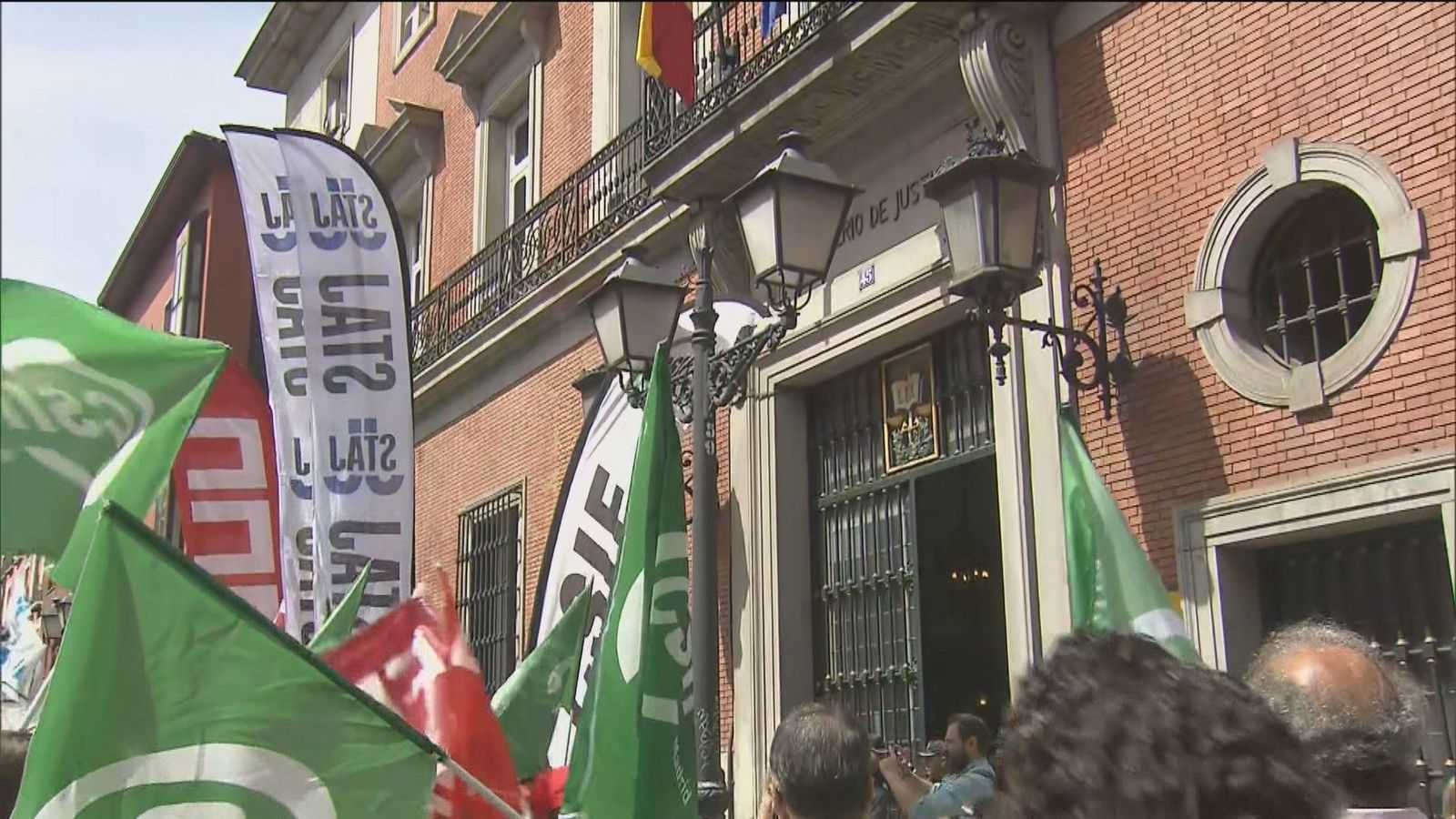 Los funcionarios de Justicia reprochan al Ministerio la falta de una oferta económica y se encierran en el Ministerio