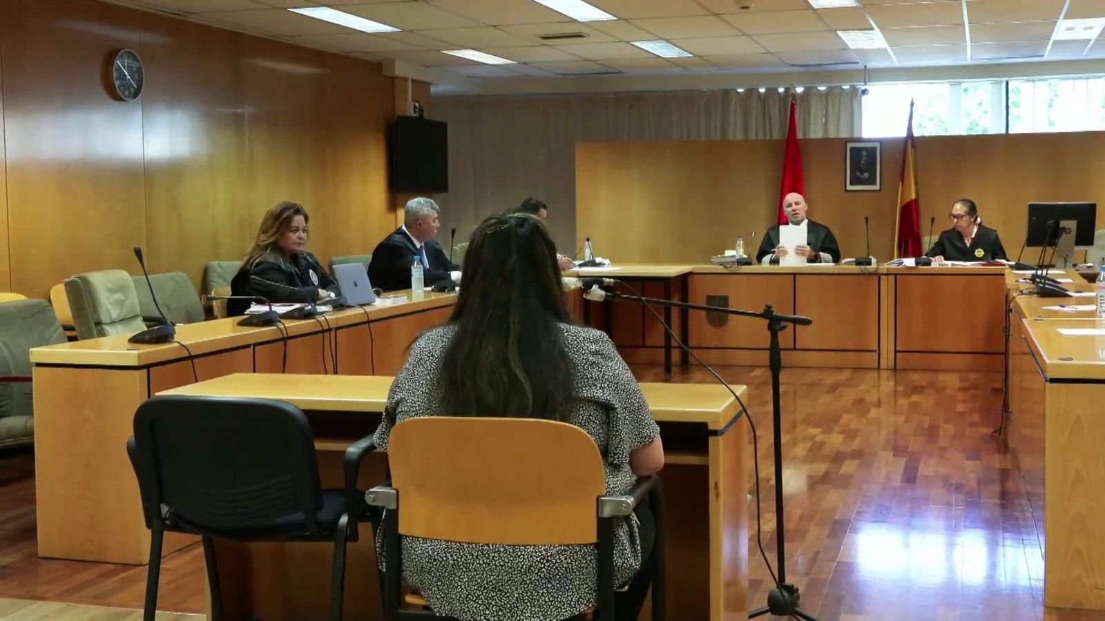 Un vídeo muestra en el juicio contra la cuidadora acusada de matar a una anciana, cómo la asfixió con un cojín mientras dormía